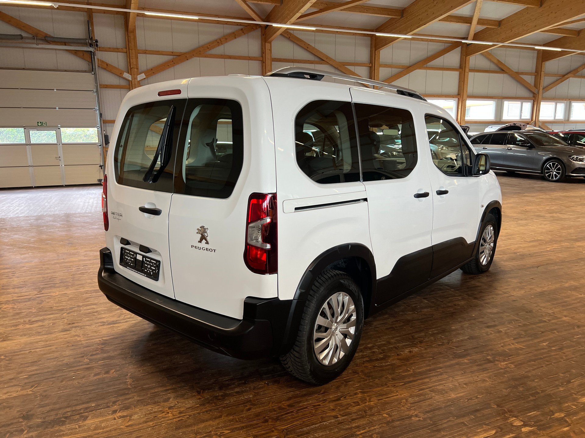 PEUGEOT Rifter 1.2 PureTech Allure-image-4