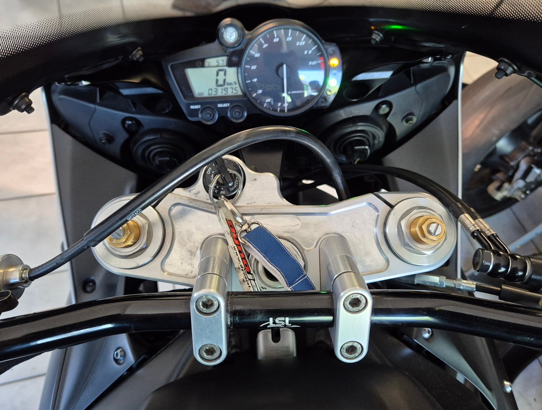 YAMAHA YZF-R1-image-4