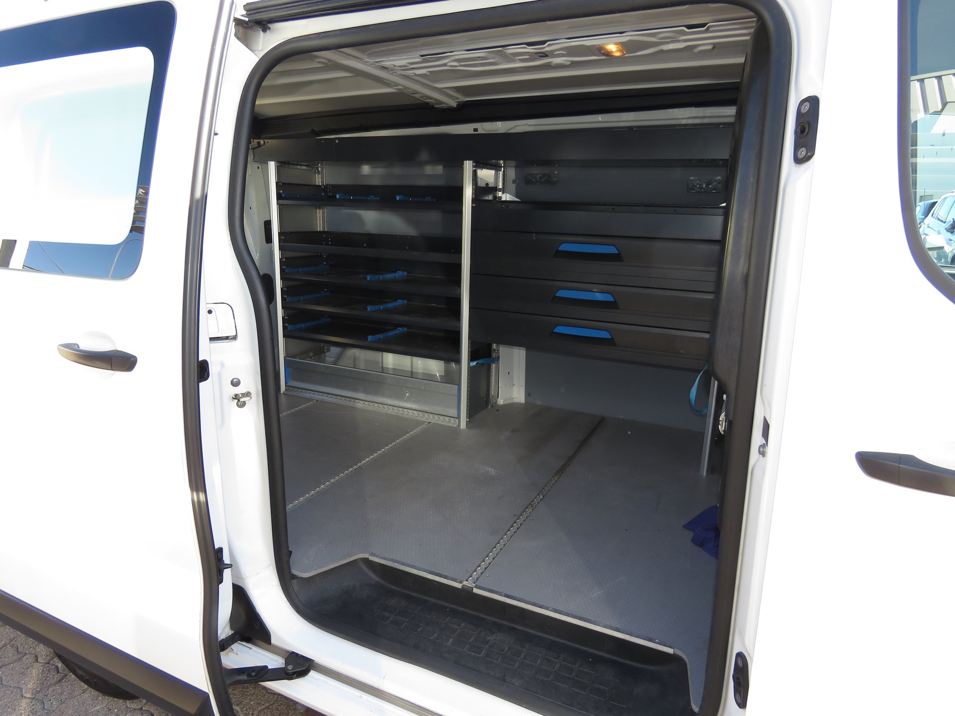 PEUGEOT Expert 2.0 BlueHDi 120 S&S Premium Long EAT8 (Automat, AHK 2.5 t, NL 1'144 kg)-image-10