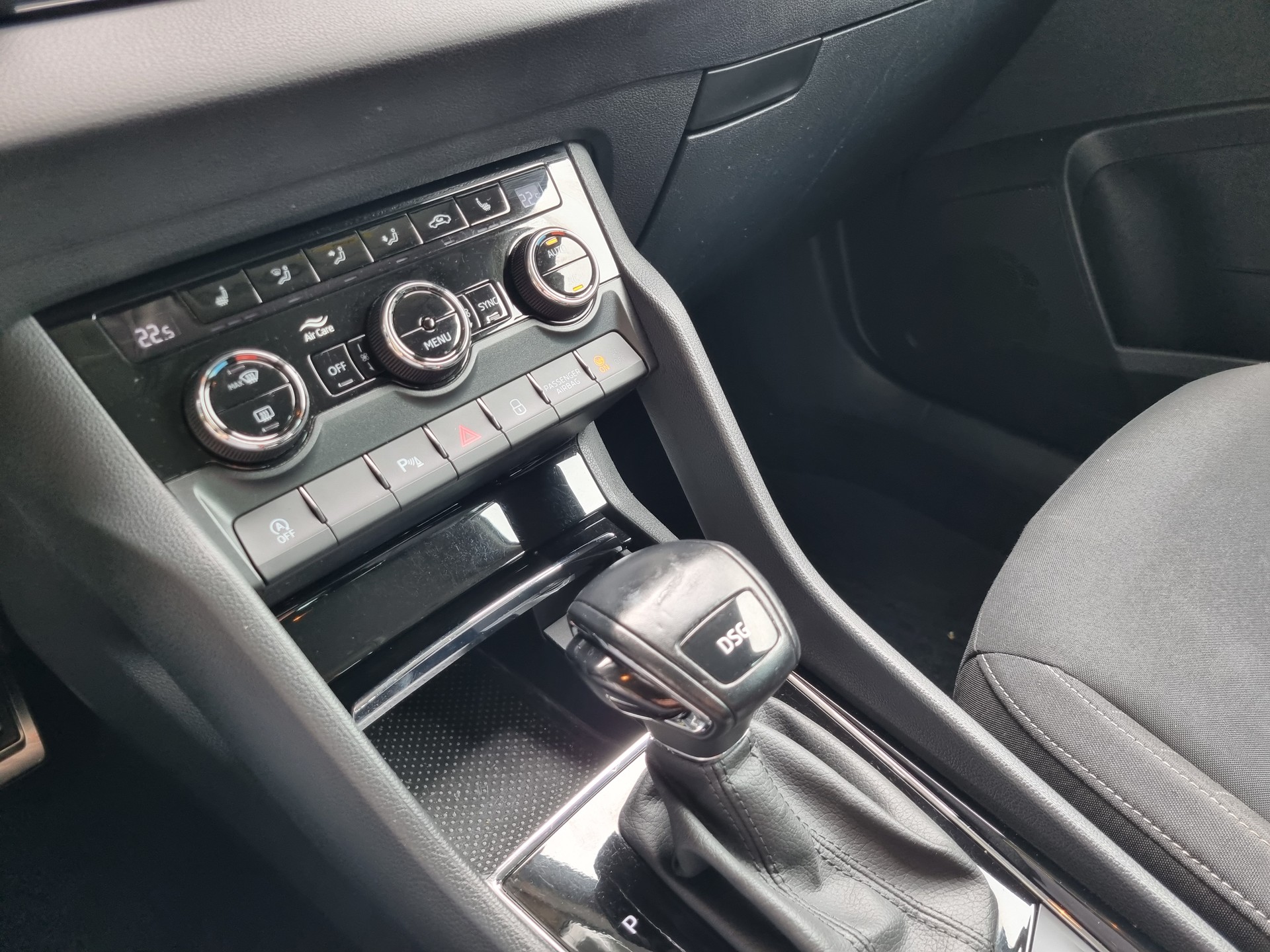 SKODA Karoq 1.5 TSI ACT Ambition DSG-image-12