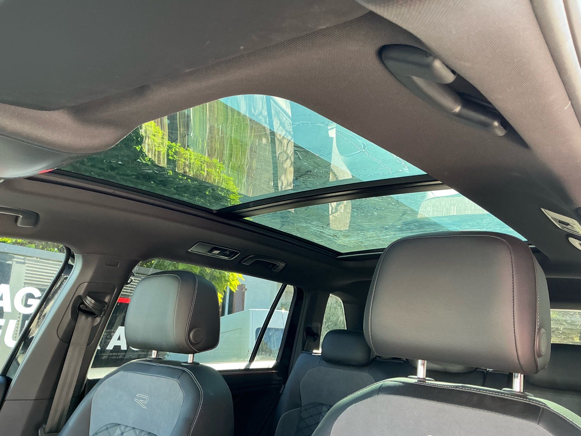VW Tiguan Allspace R-Line 4Motion *** PANORAMADACH & 7 PLÄTZER ***-image-8