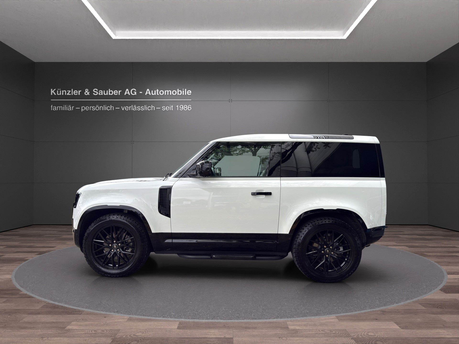 LAND ROVER Defender 90 3.0D I6 250 SE AT8-showroom-element-1