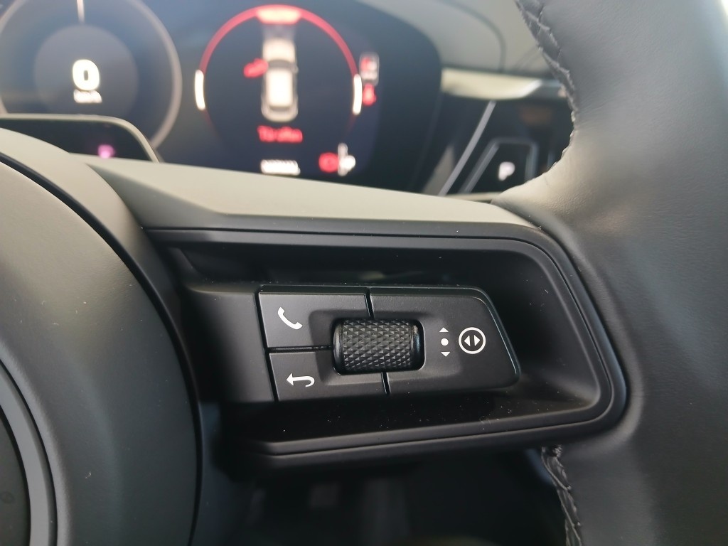 PORSCHE Macan 4-image-13