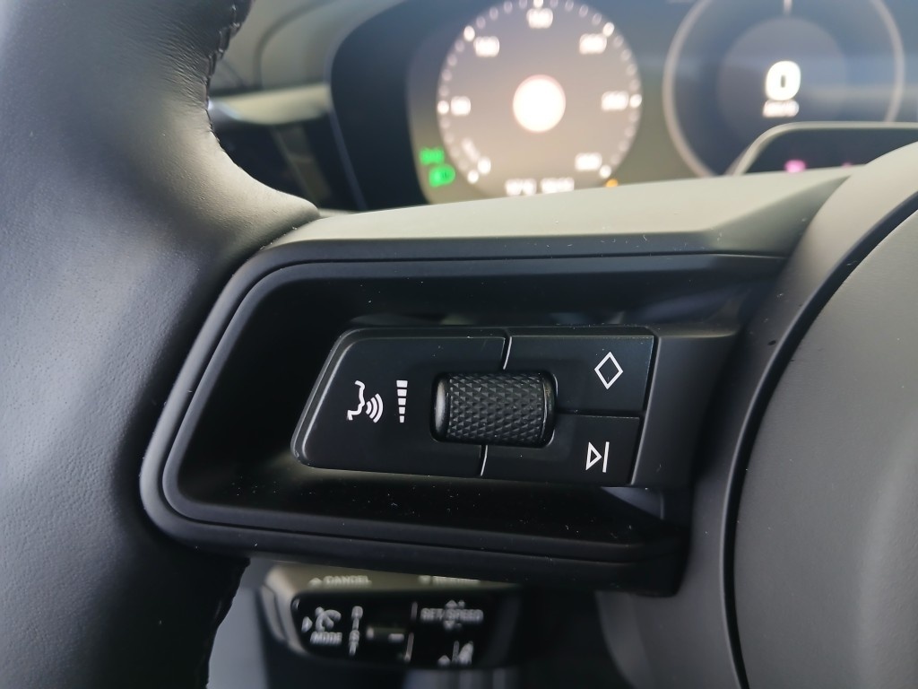 PORSCHE Macan 4-image-12