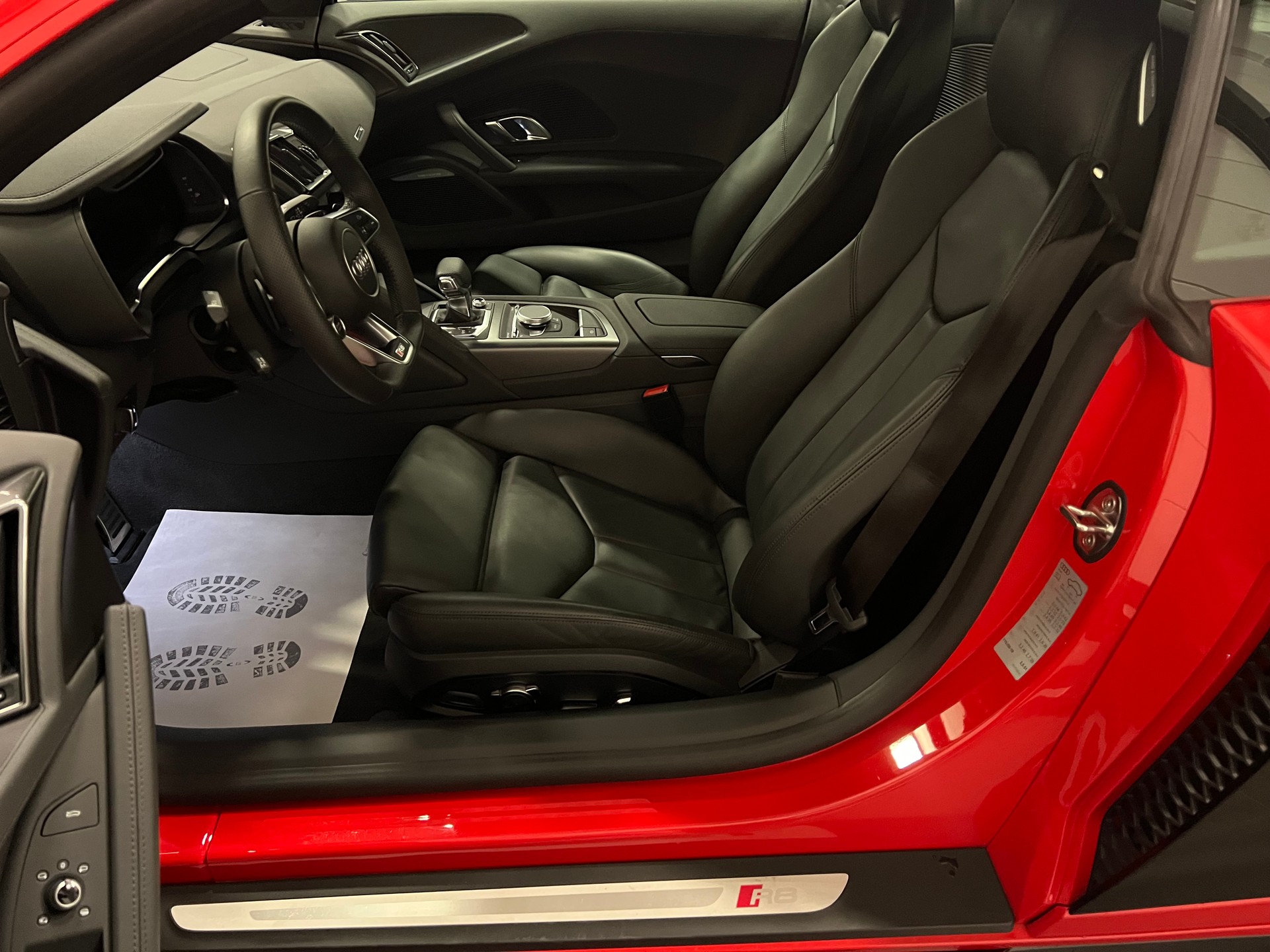 AUDI R8 Coupé RWD S-Tronic-image-17
