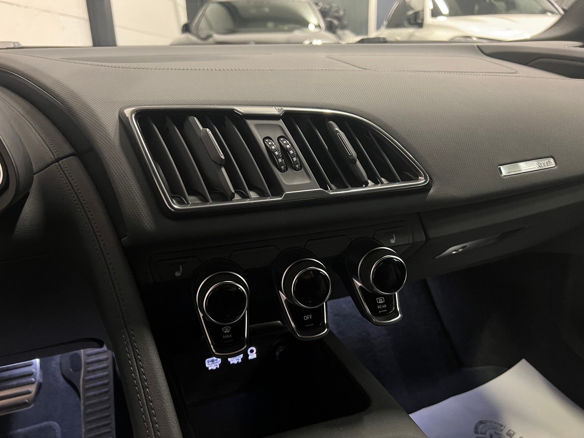 AUDI R8 Coupé RWD S-Tronic-image-23