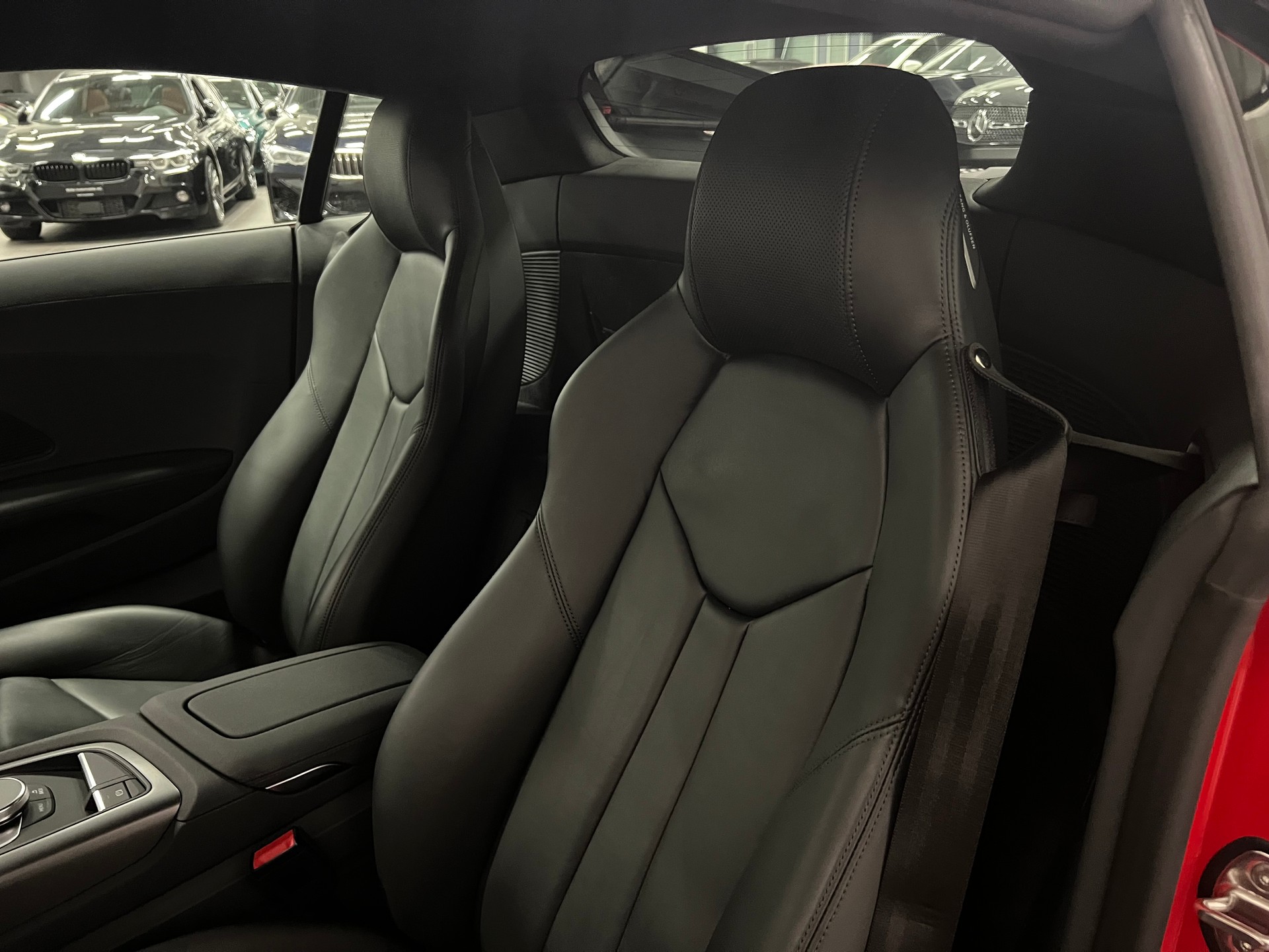 AUDI R8 Coupé RWD S-Tronic-image-18
