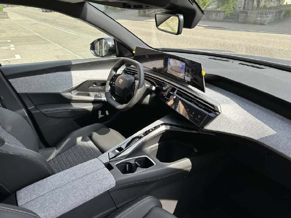 PEUGEOT 5008 1.2 Hybrid Allure Premium-image-10
