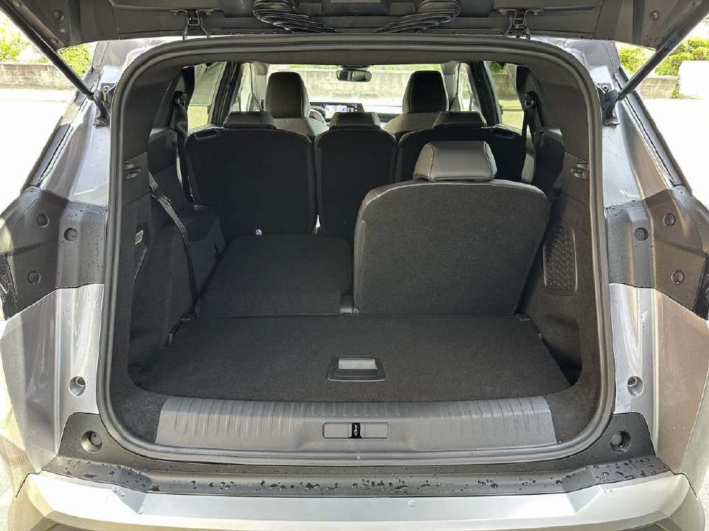 PEUGEOT 5008 1.2 Hybrid Allure Premium-image-6