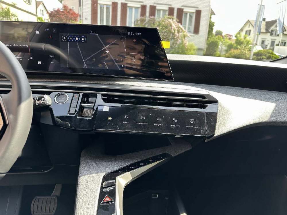 PEUGEOT 5008 1.2 Hybrid Allure Premium-image-13