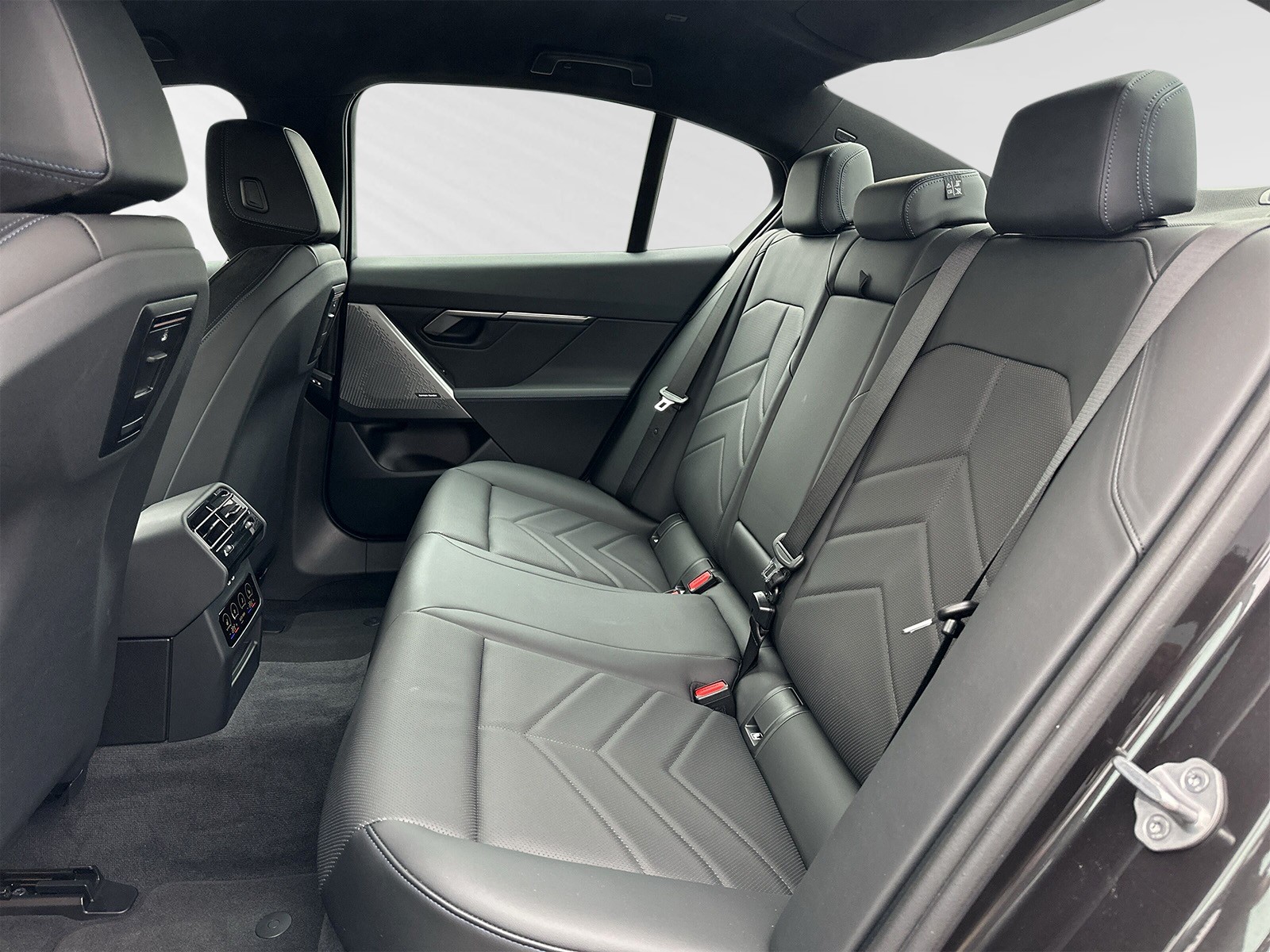 BMW i5 M60 xDrive-image-6