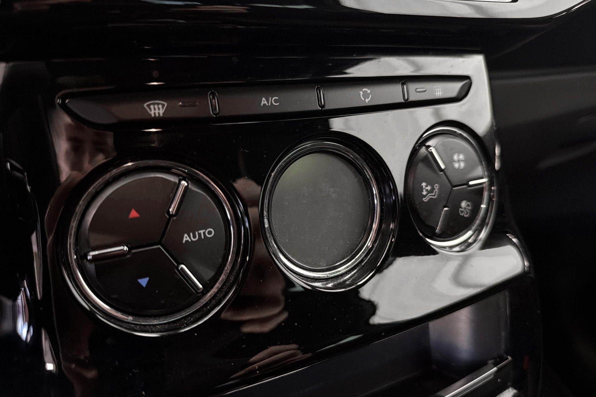 DS AUTOMOBILES DS 3 1.2 PureTech SO Chic EAT-image-12