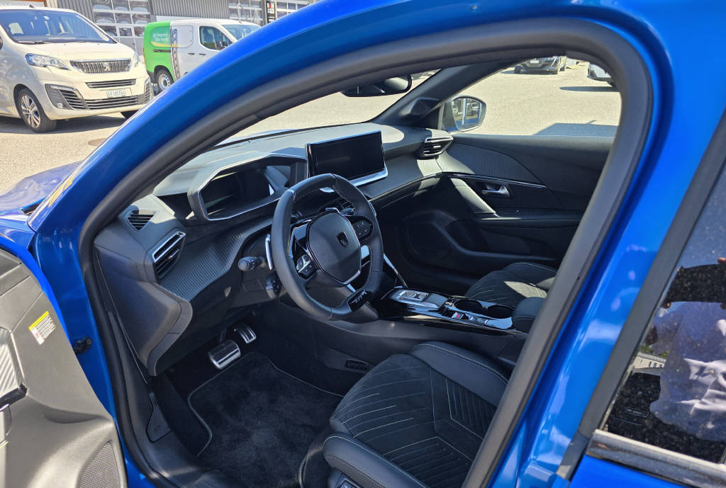 PEUGEOT 208 1.2 Hybrid GT-image-4