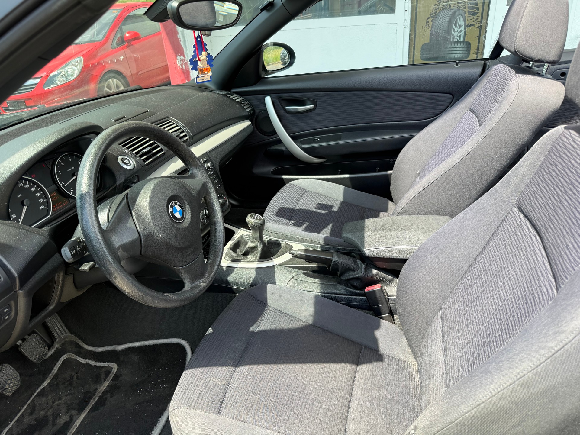 BMW 118i Cabrio-image-5