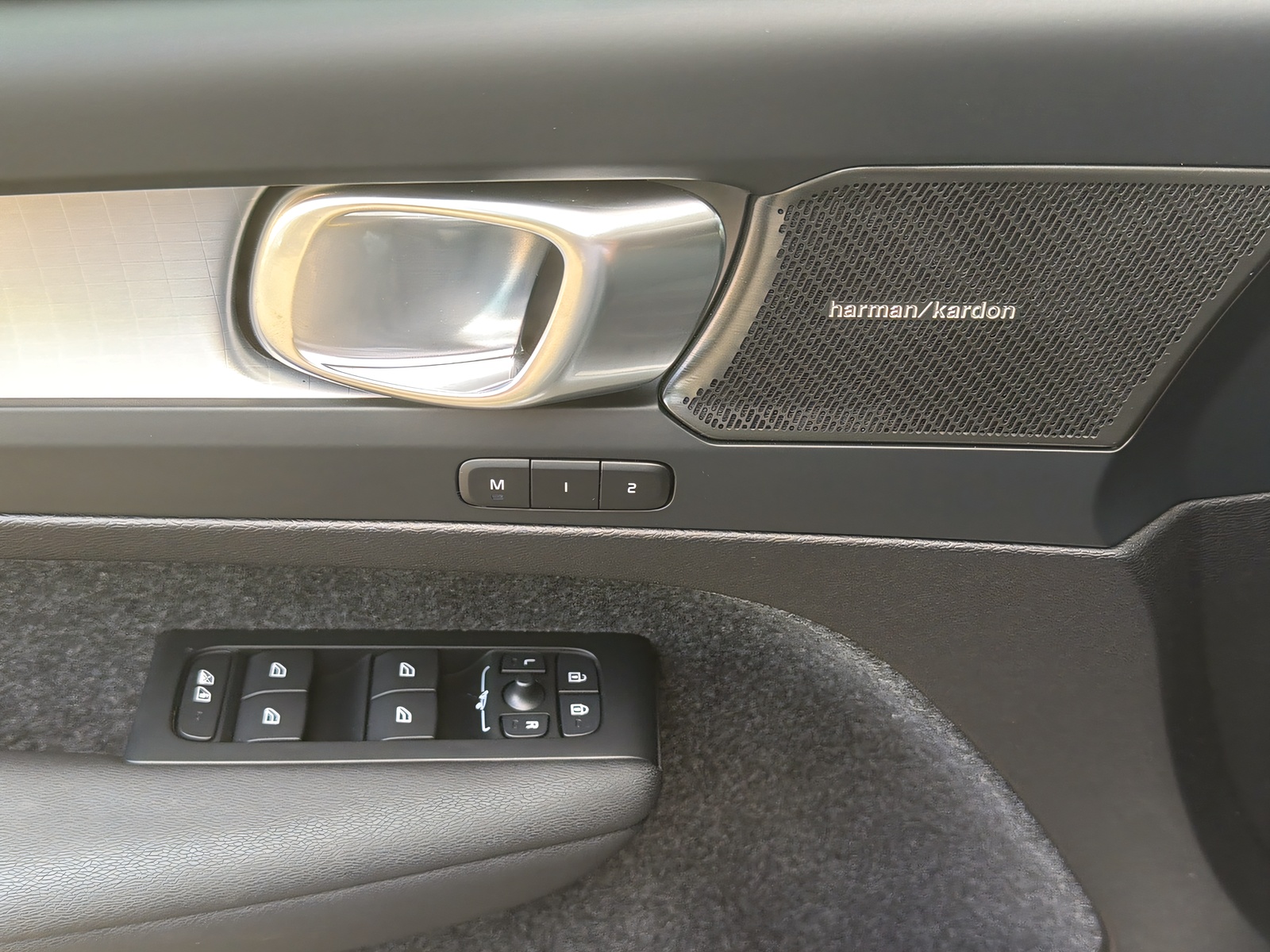 VOLVO XC40 2.0 B3 MH Plus Dark-image-15