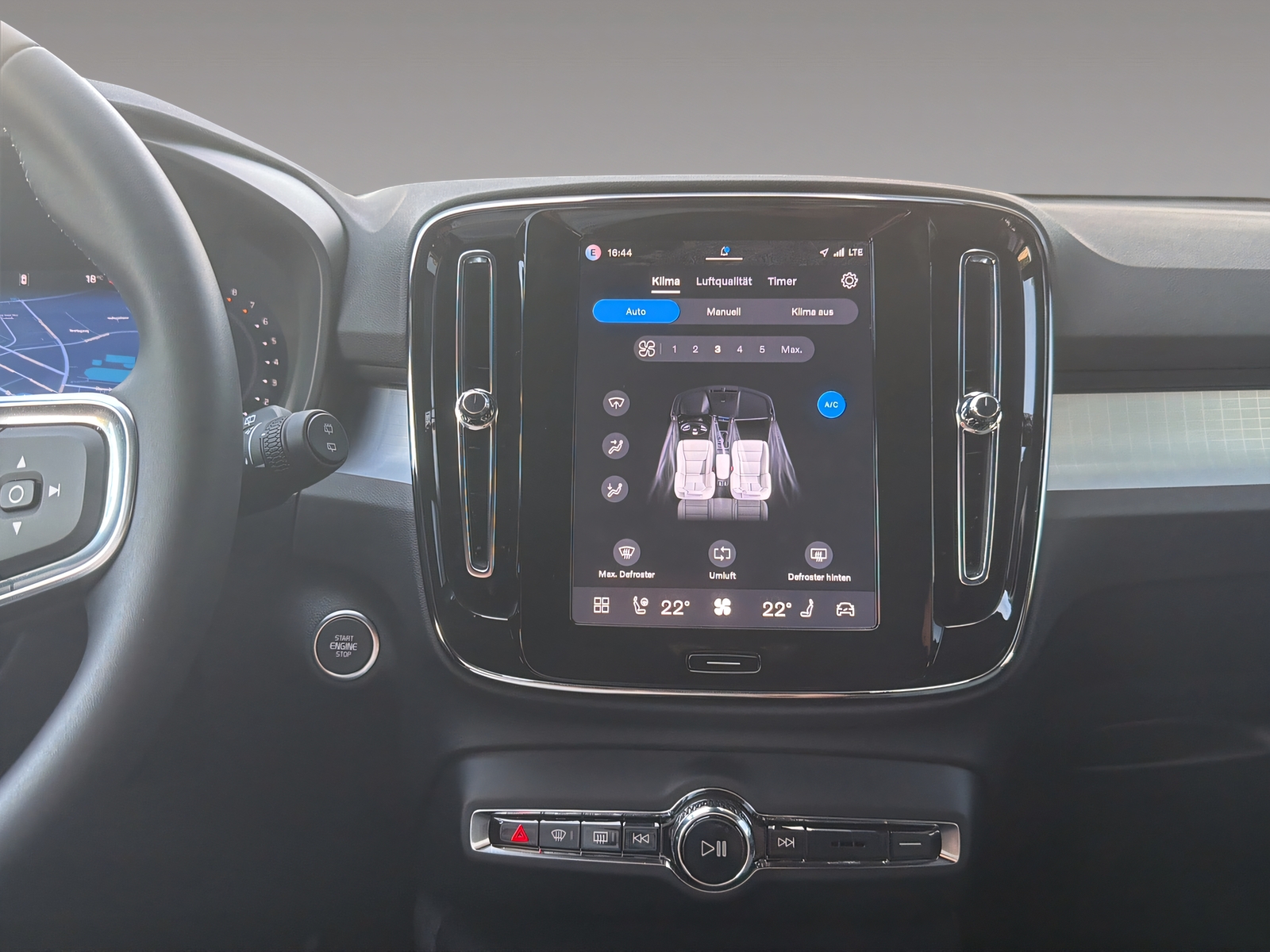 VOLVO XC40 2.0 B3 MH Plus Dark-image-13