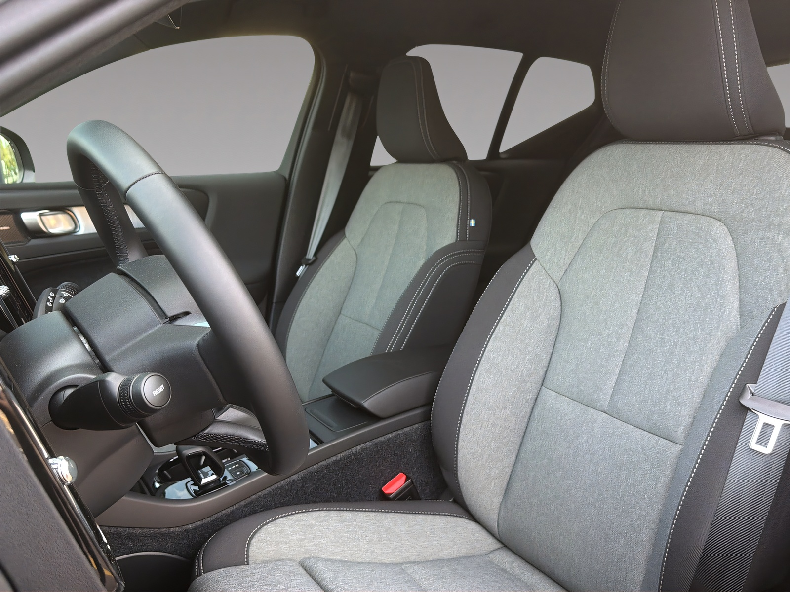 VOLVO XC40 2.0 B3 MH Plus Dark-image-5