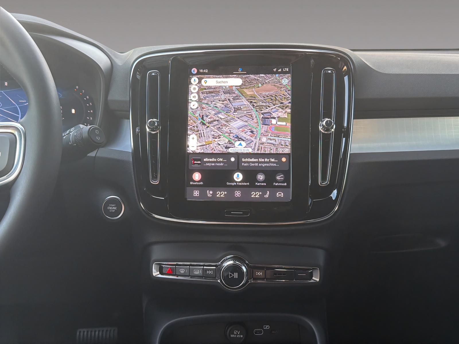 VOLVO XC40 2.0 B3 MH Plus Dark-image-9