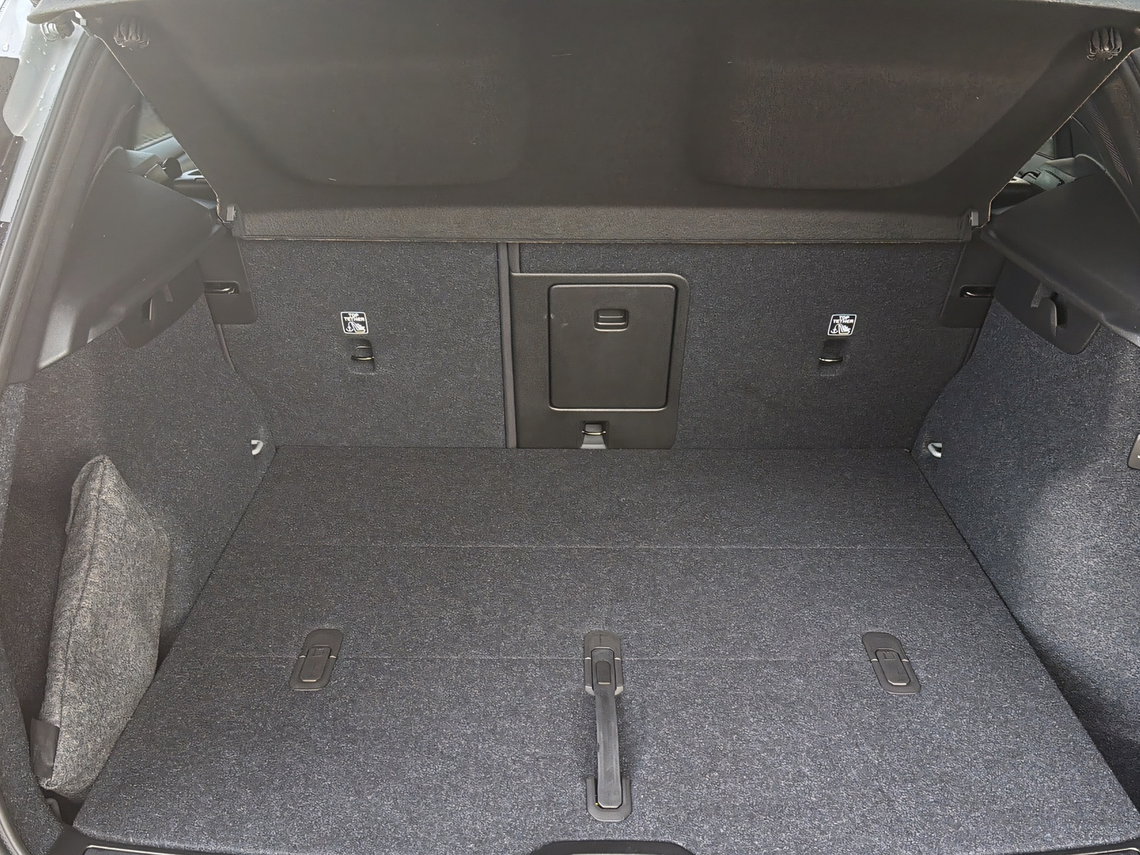 VOLVO XC40 2.0 B3 MH Plus Dark-image-17