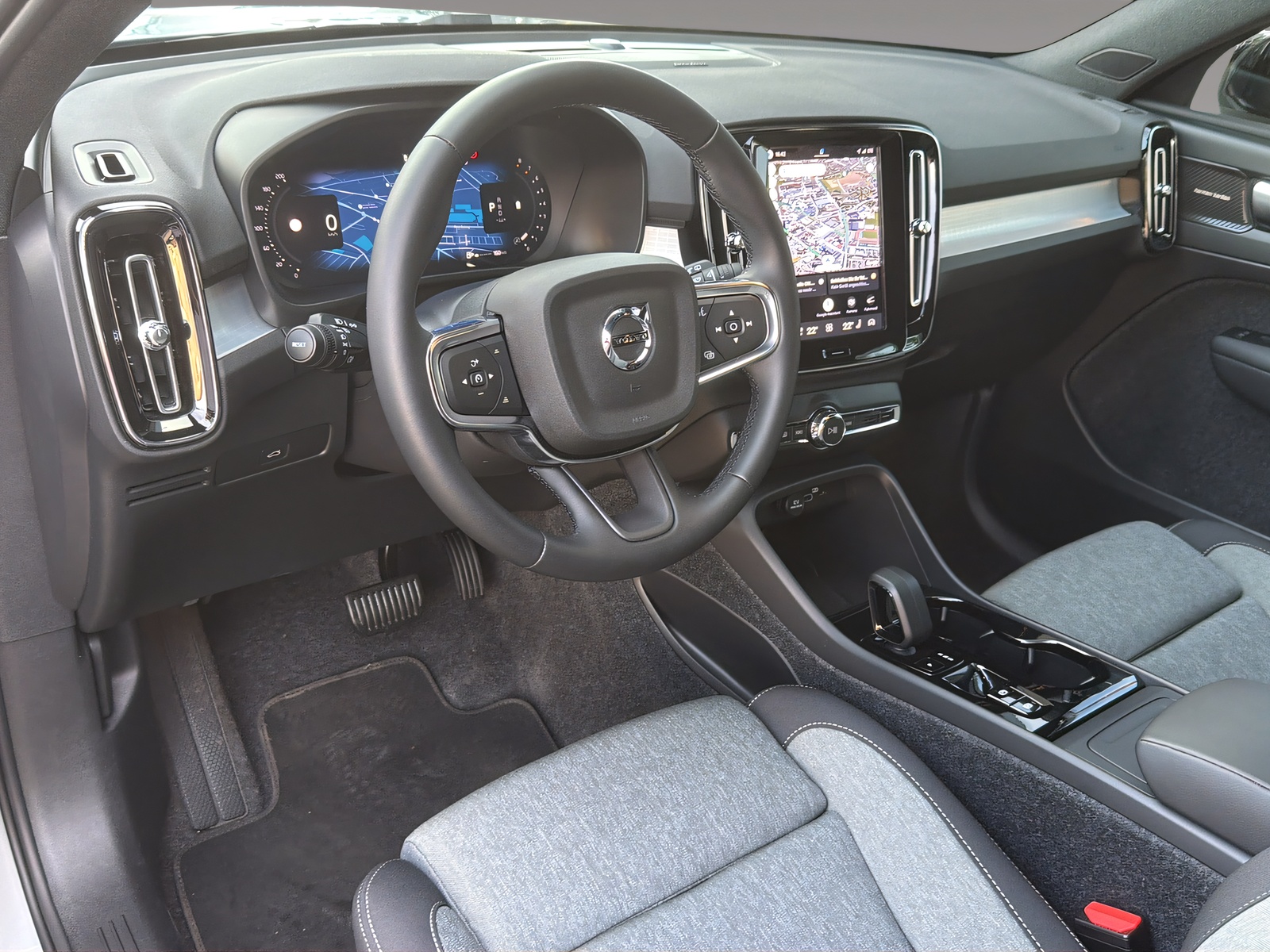 VOLVO XC40 2.0 B3 MH Plus Dark-image-6