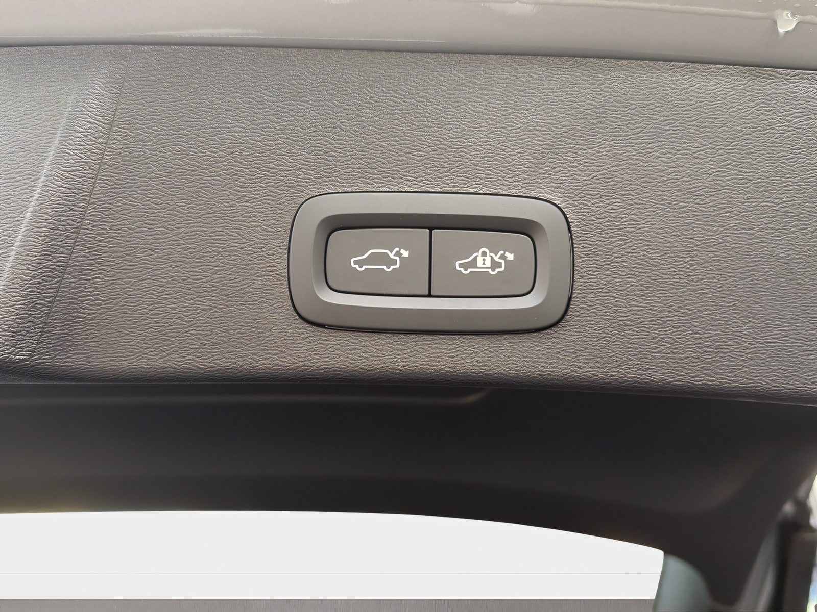 VOLVO XC40 2.0 B3 MH Plus Dark-image-18