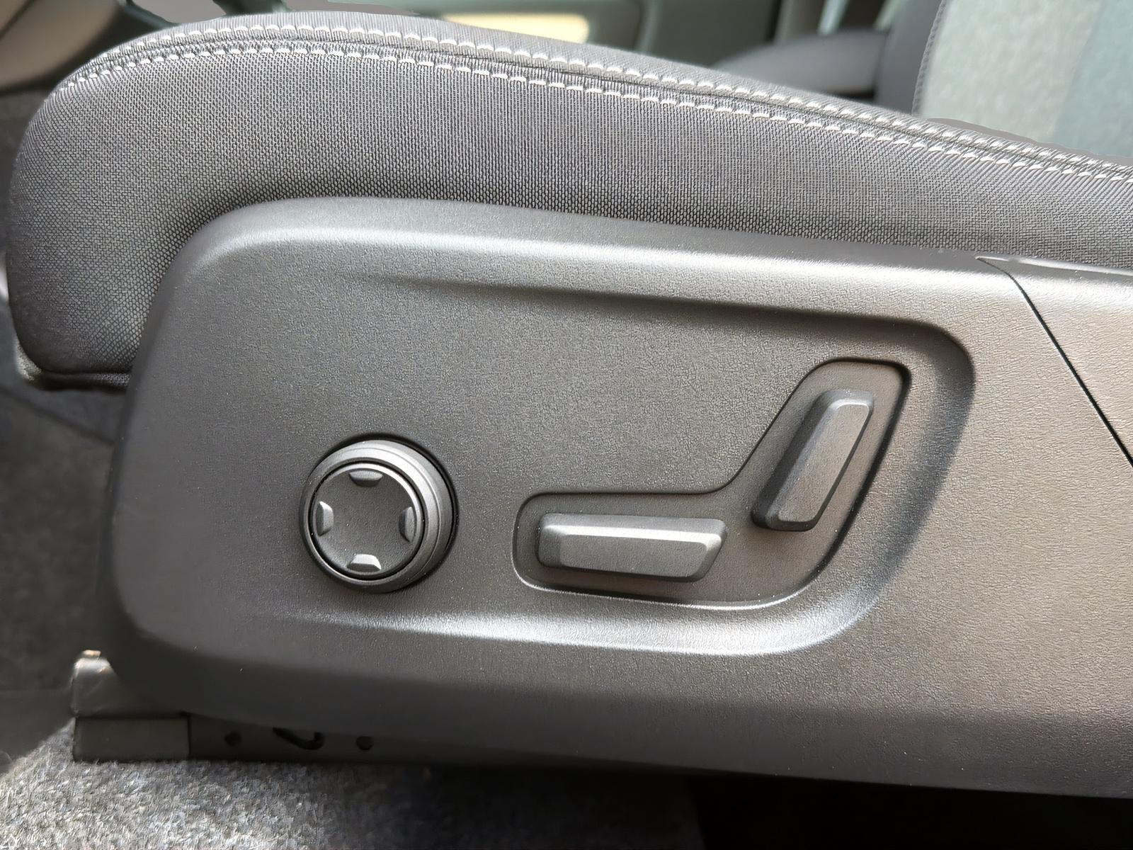 VOLVO XC40 2.0 B3 MH Plus Dark-image-14