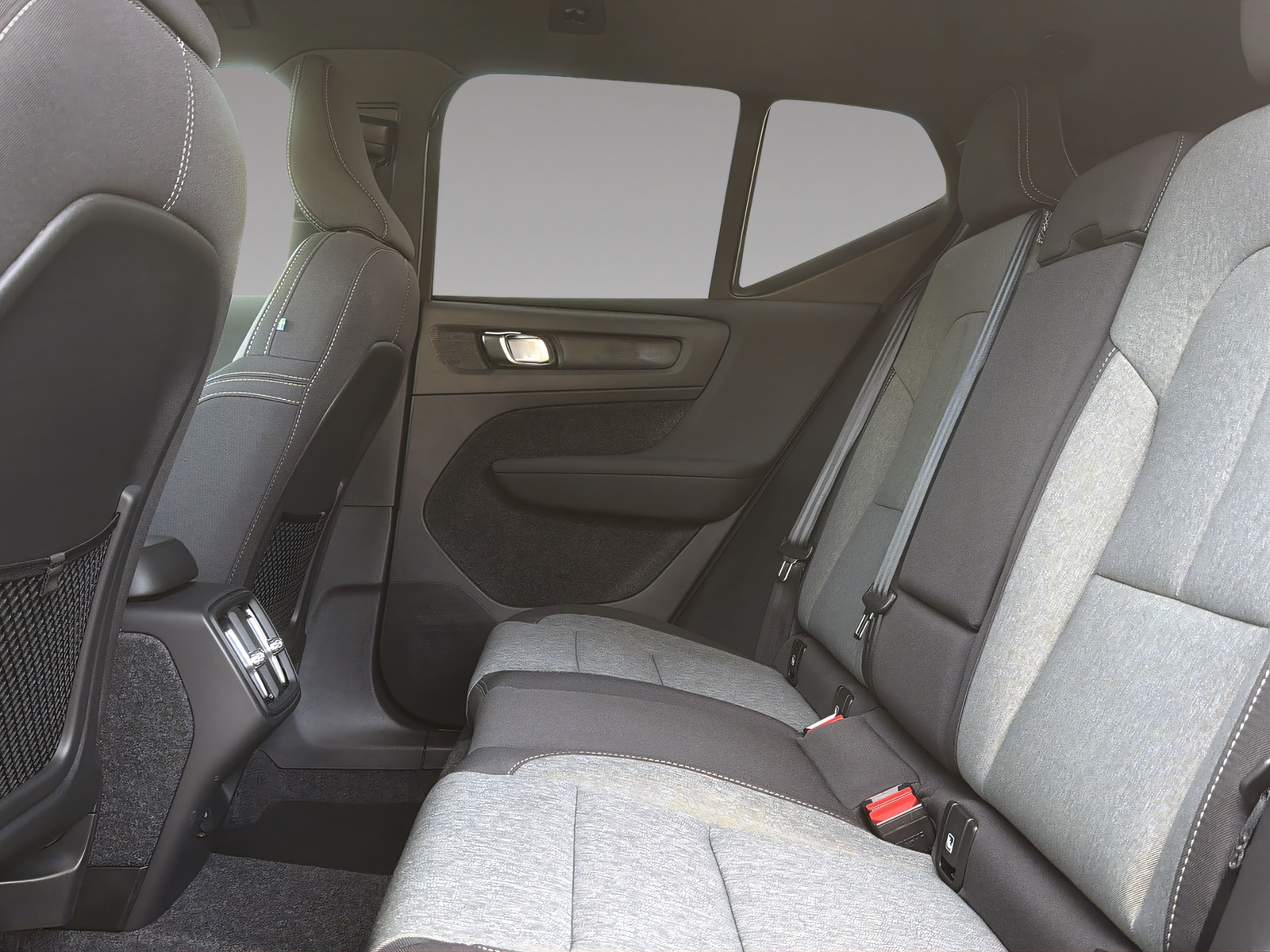 VOLVO XC40 2.0 B3 MH Plus Dark-image-16