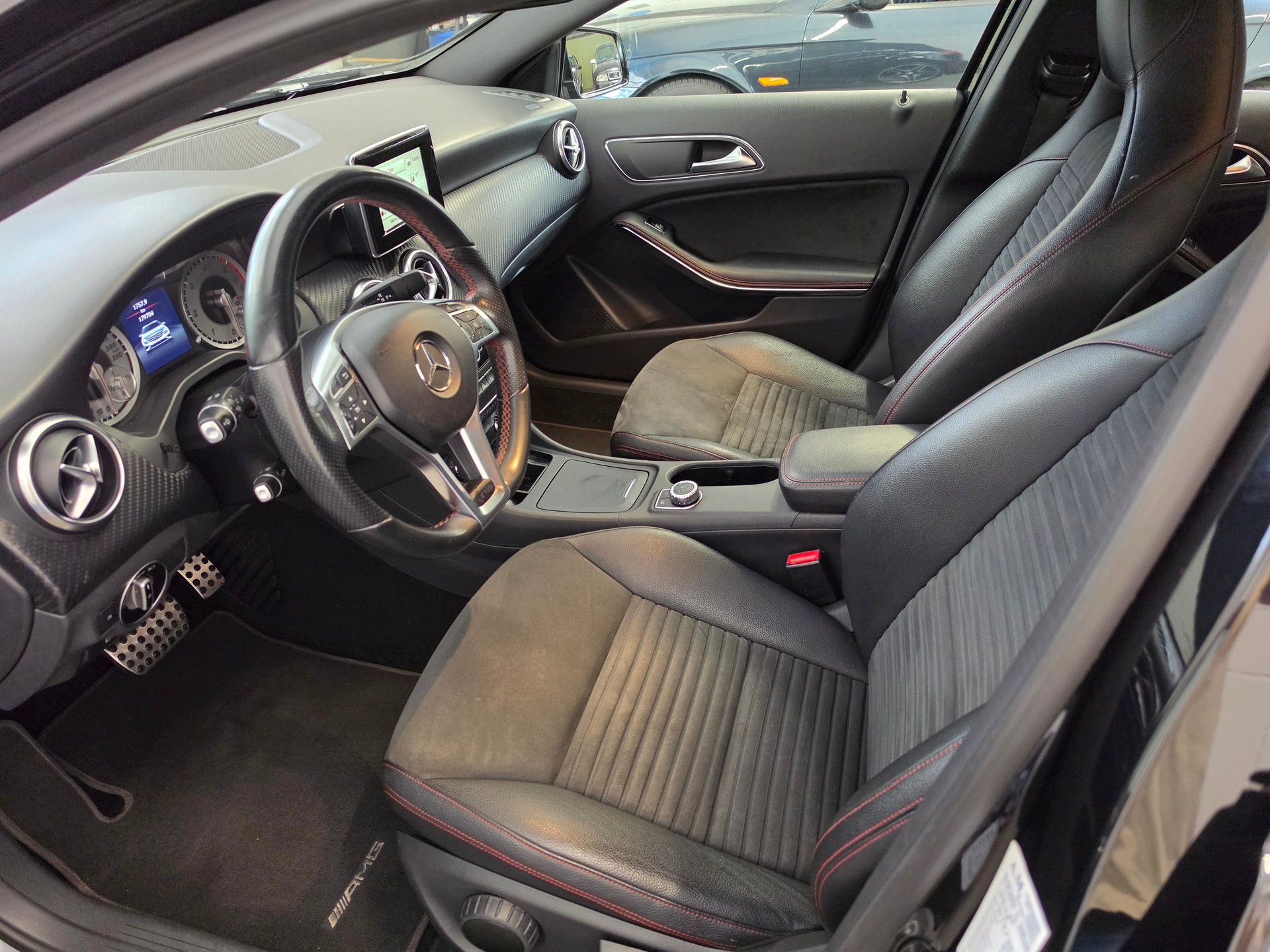 MERCEDES-BENZ A 180 CDI AMG Line 7G-DCT-showroom-element-3