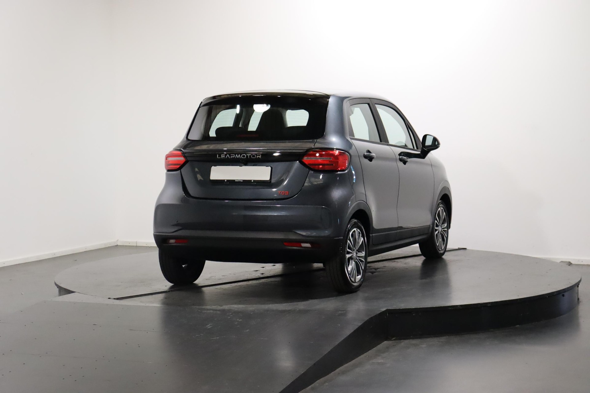 LEAPMOTOR T03 Electric-showroom-element-3