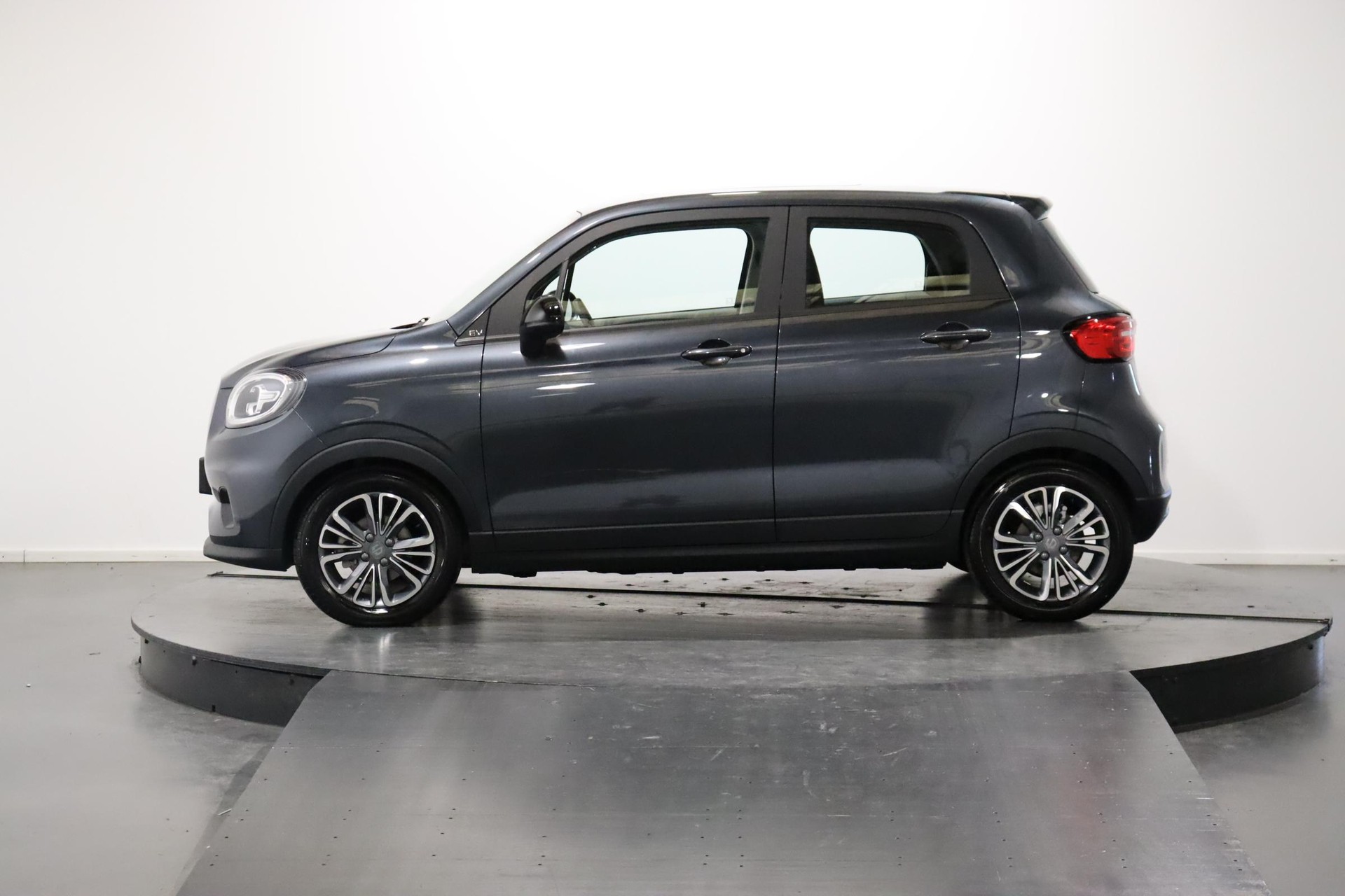 LEAPMOTOR T03 Electric-showroom-element-1