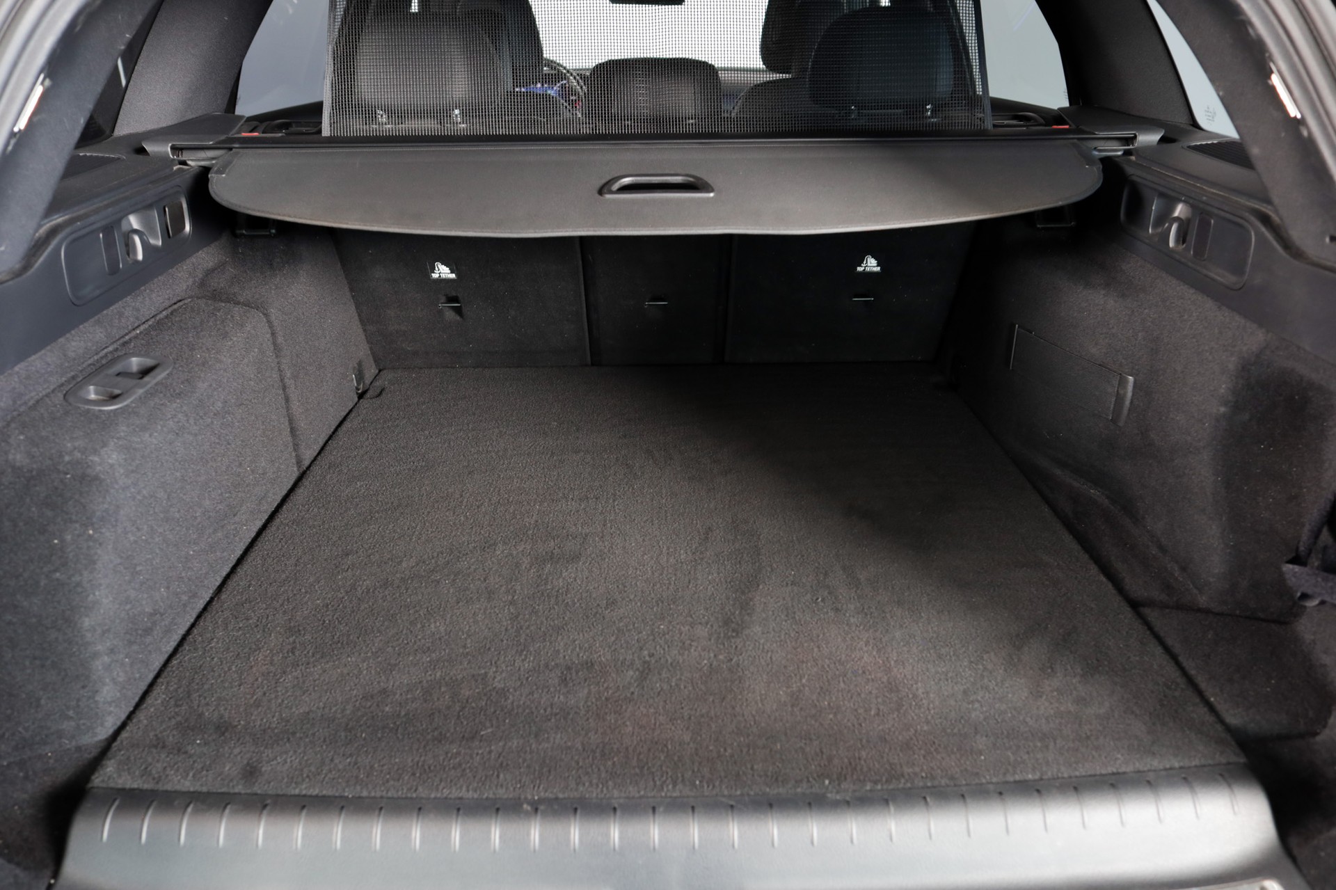 MERCEDES-BENZ C 300 e T AMG Line-image-24