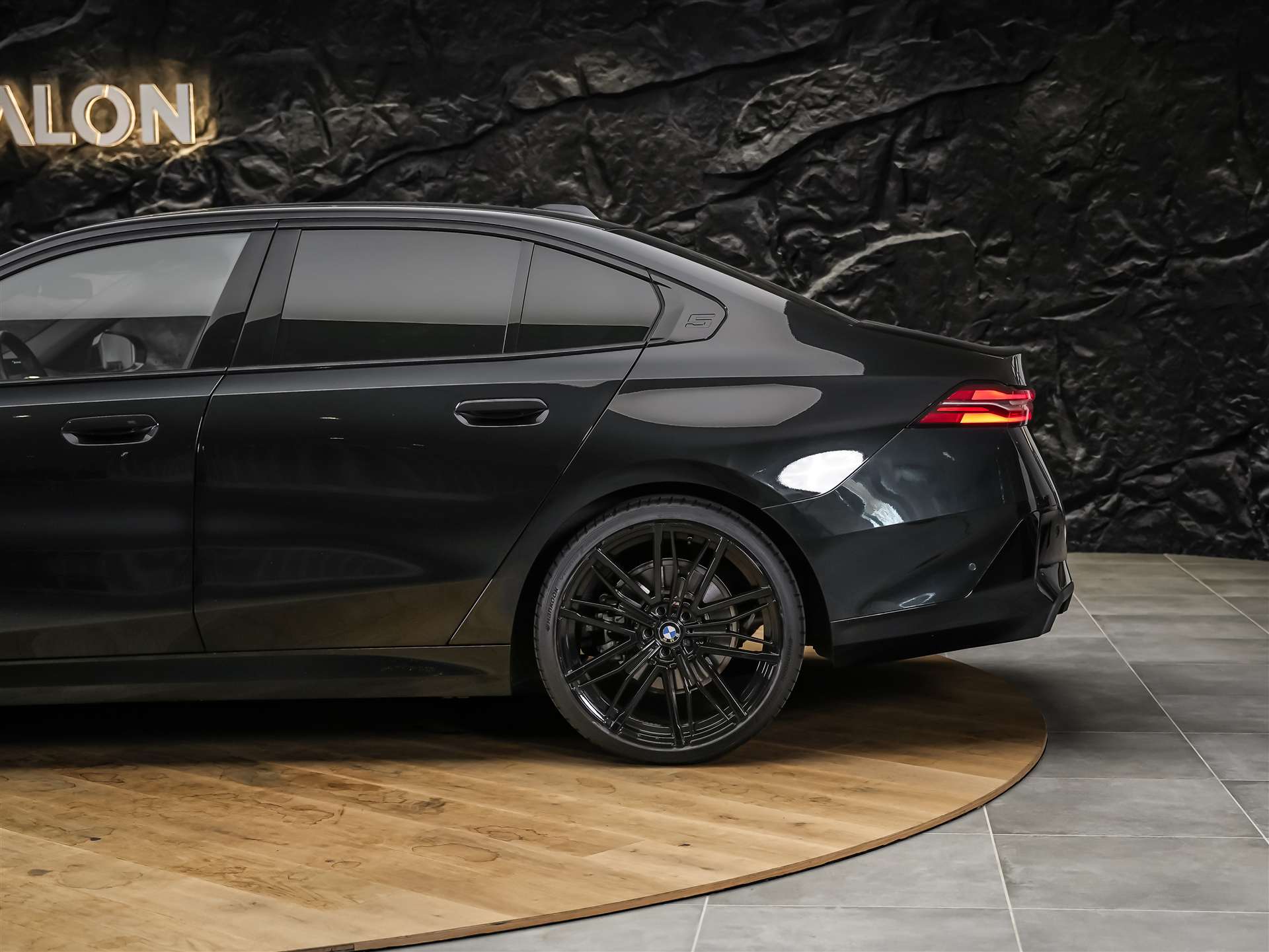 BMW 520d xDrive M Sport Steptronic *21" Felgen*All Black*Driving Assistant Plus*-image-17