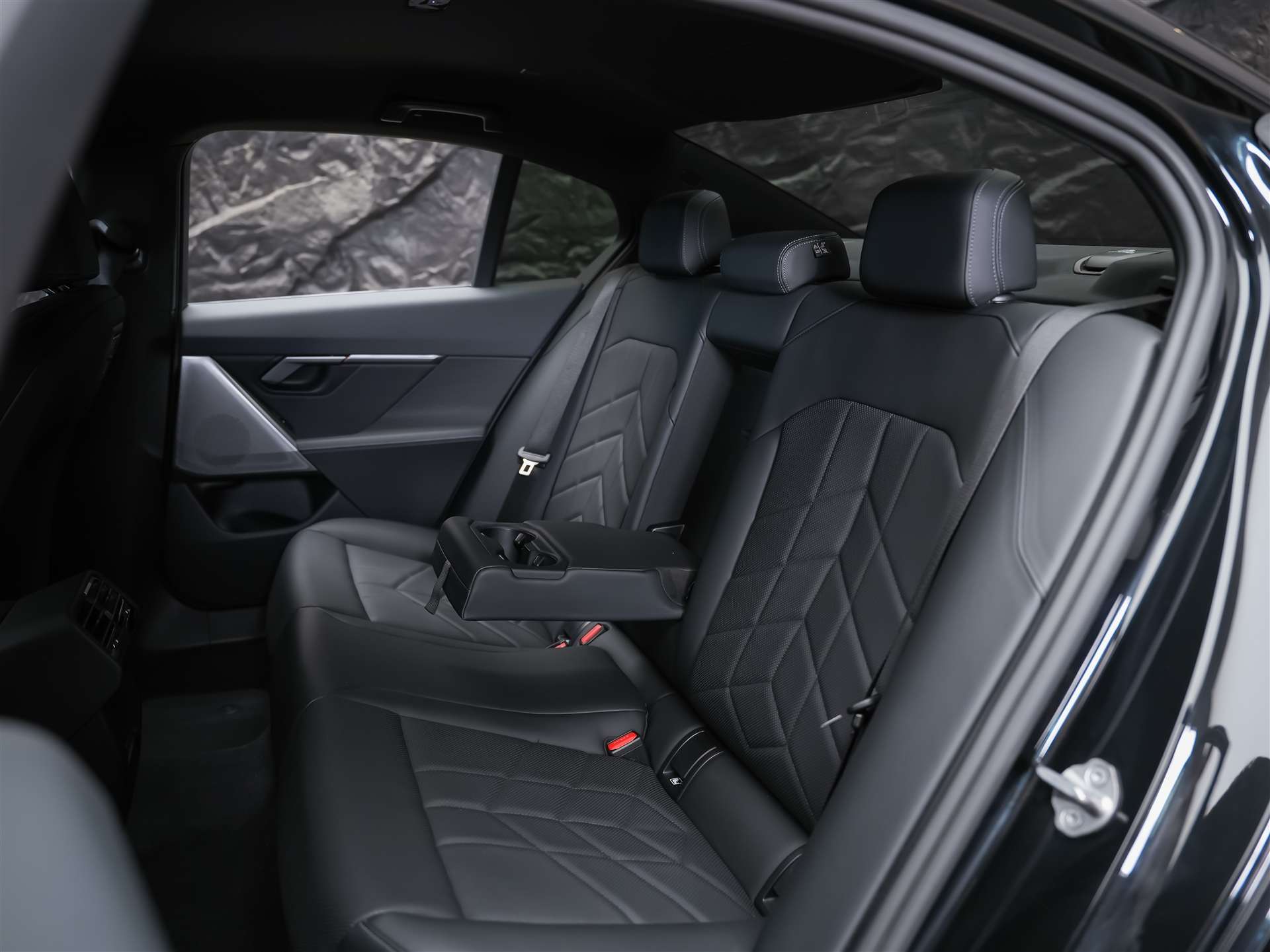 BMW 520d xDrive M Sport Steptronic *21" Felgen*All Black*Driving Assistant Plus*-image-13