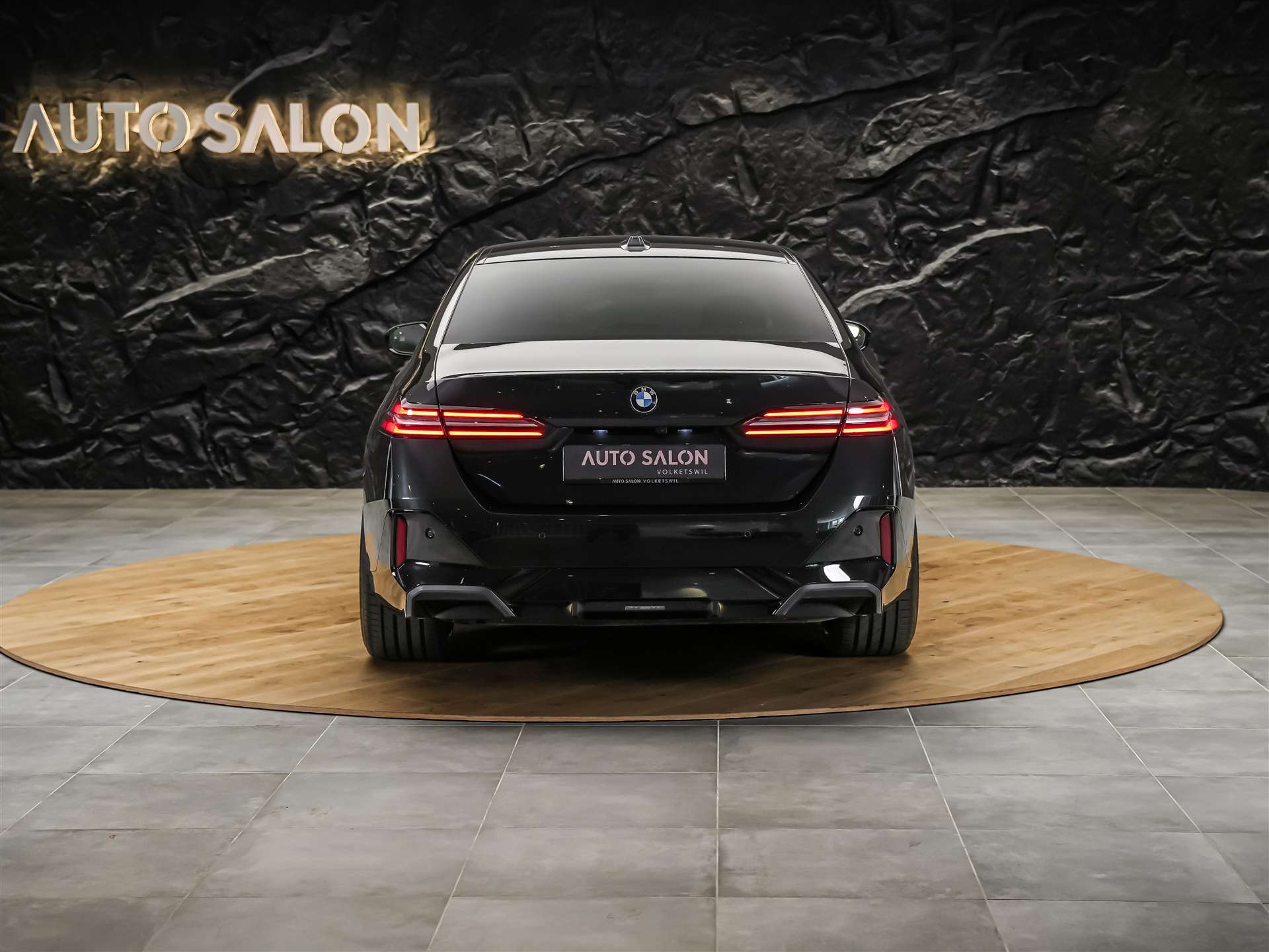 BMW 520d xDrive M Sport Steptronic *21" Felgen*All Black*Driving Assistant Plus*-showroom-element-3
