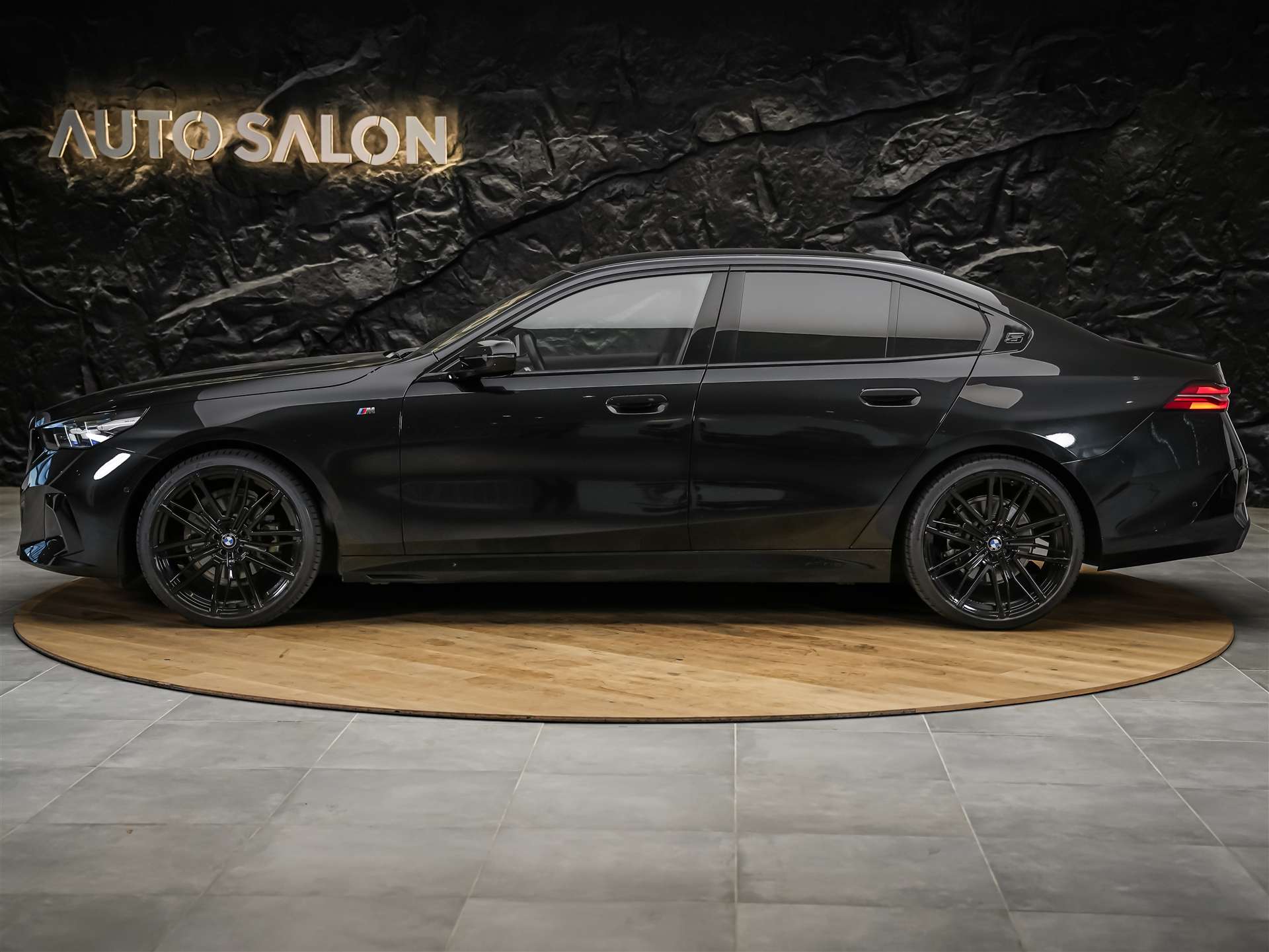 BMW 520d xDrive M Sport Steptronic *21" Felgen*All Black*Driving Assistant Plus*-showroom-element-1