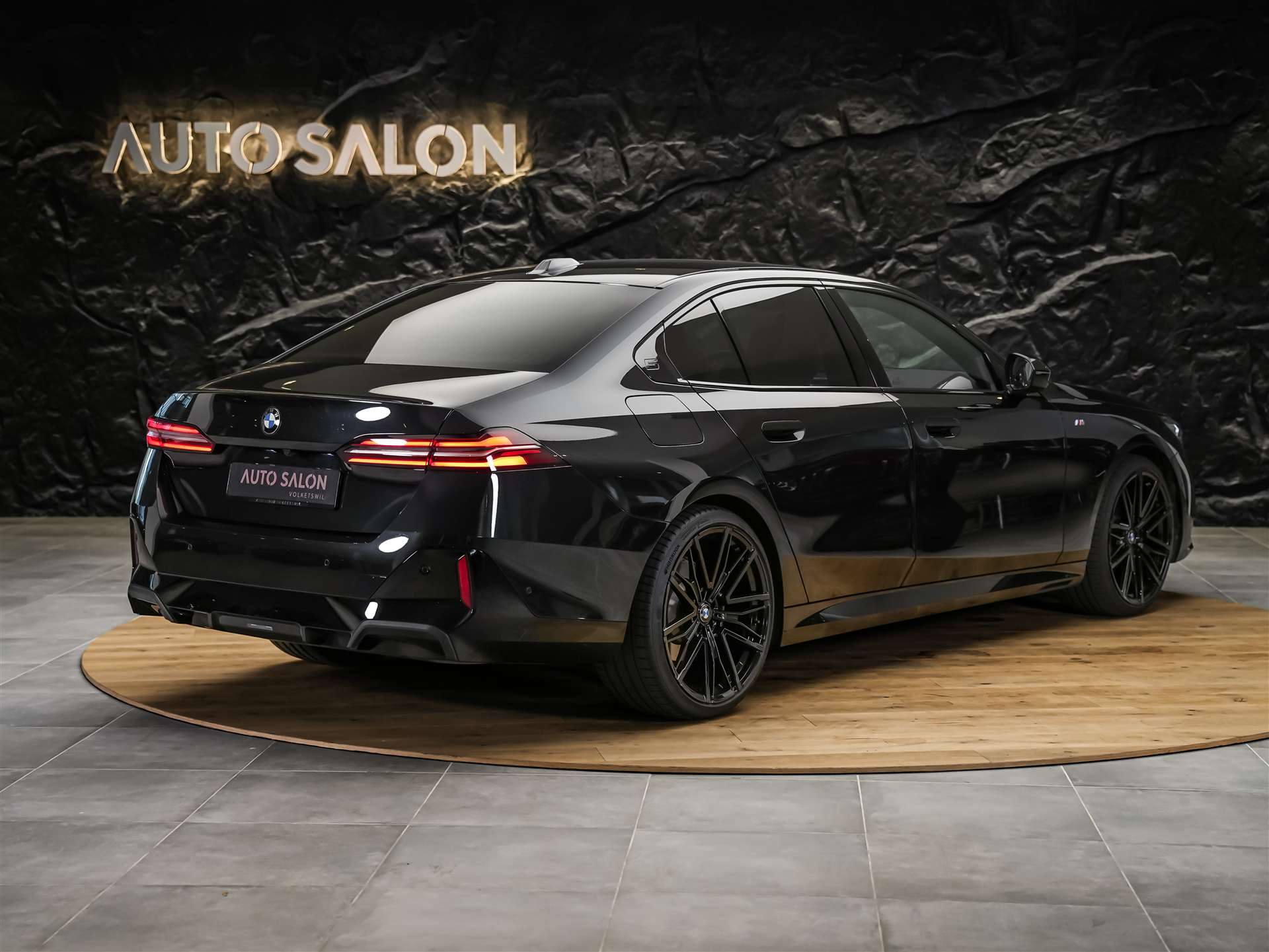 BMW 520d xDrive M Sport Steptronic *21" Felgen*All Black*Driving Assistant Plus*-image-4