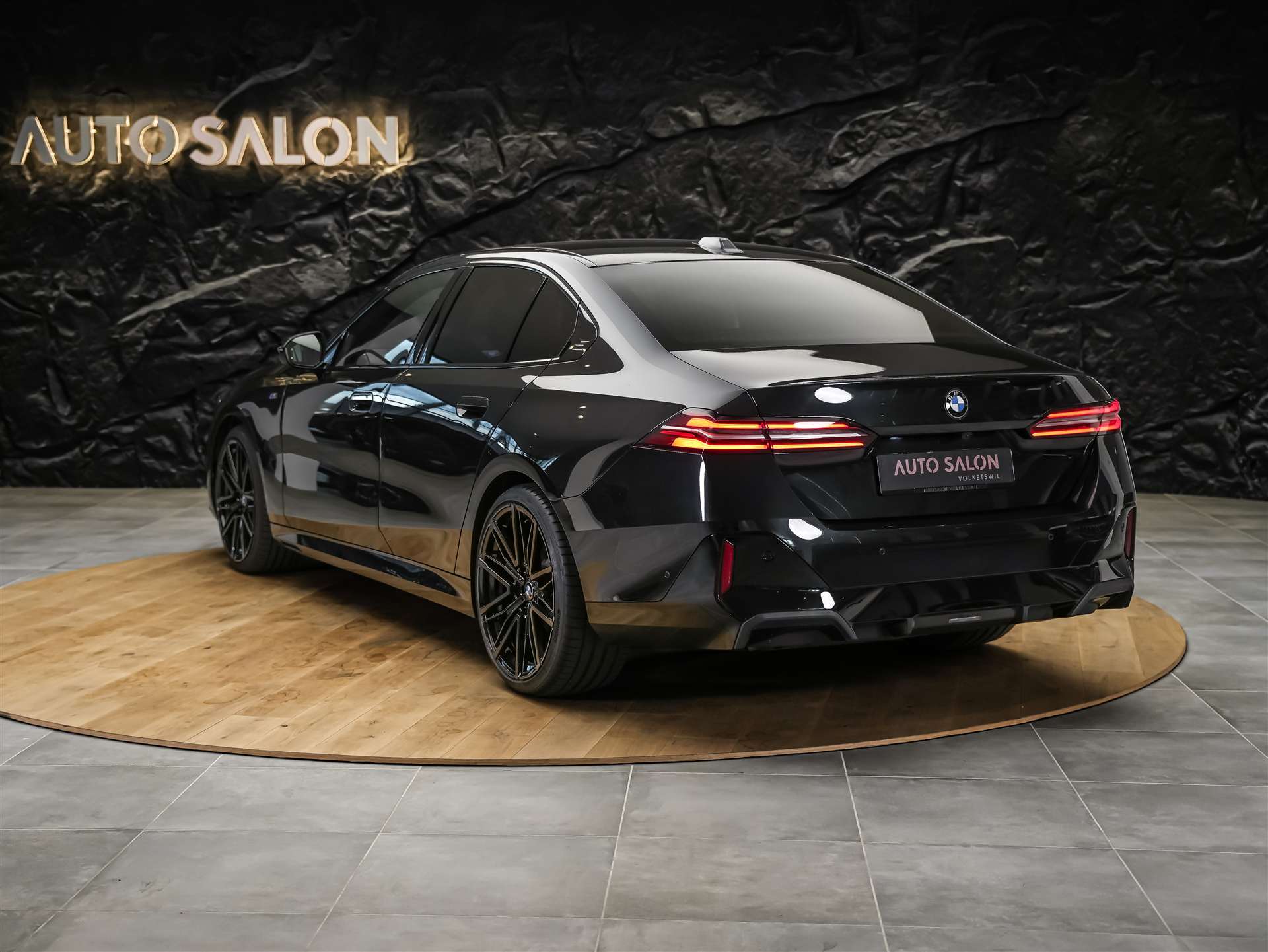 BMW 520d xDrive M Sport Steptronic *21" Felgen*All Black*Driving Assistant Plus*-showroom-element-2