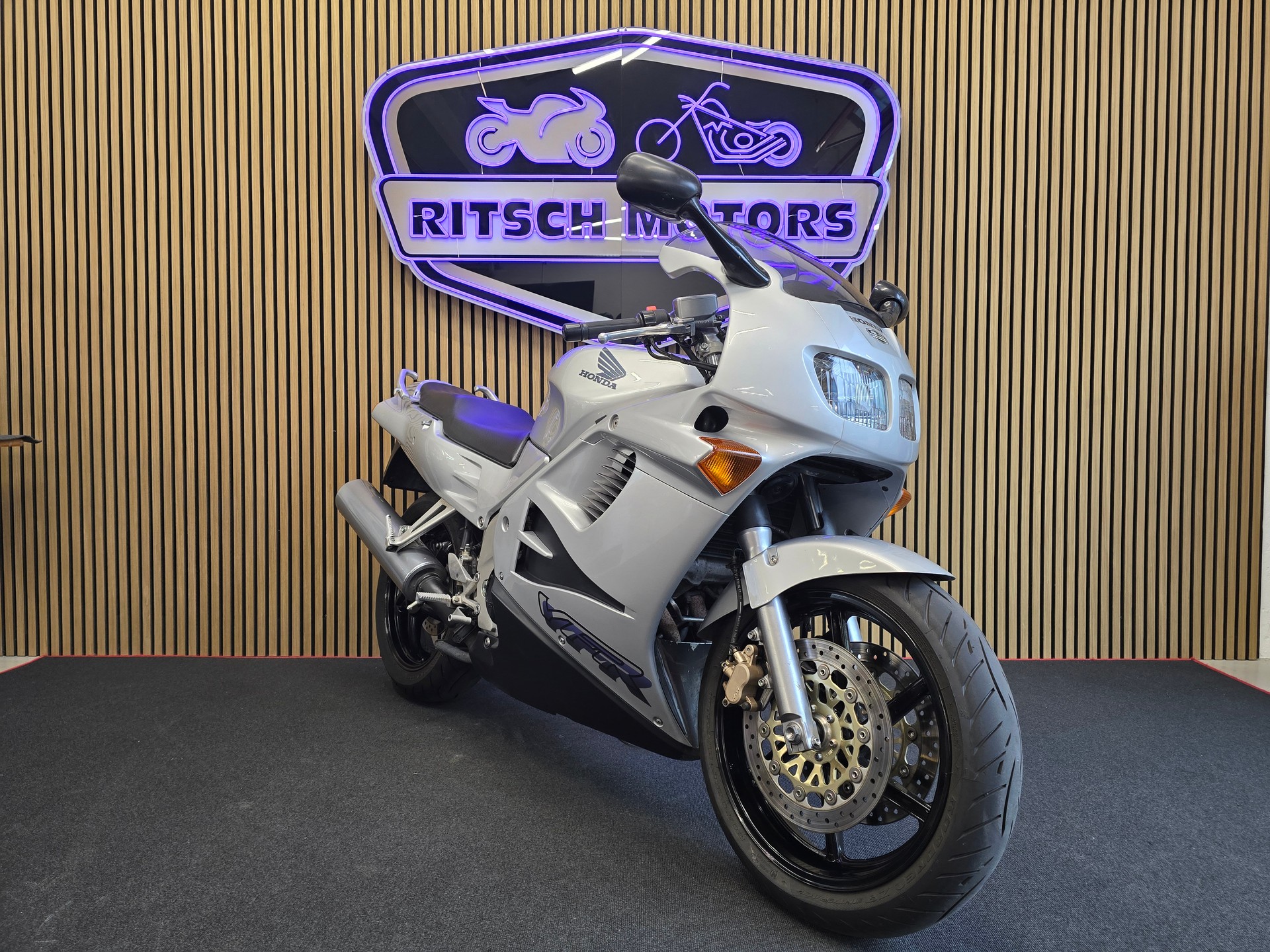HONDA VFR 750 F R-V-image-1