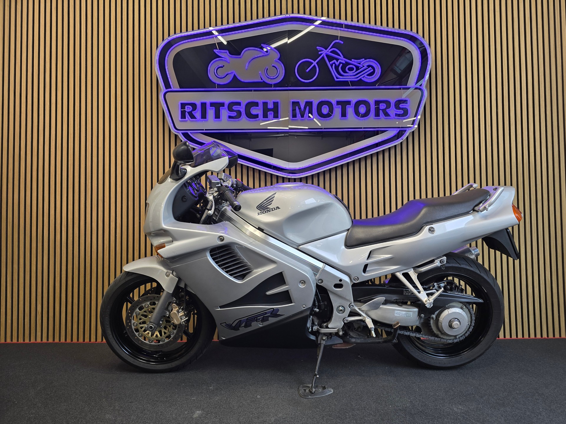 HONDA VFR 750 F R-V-image-3