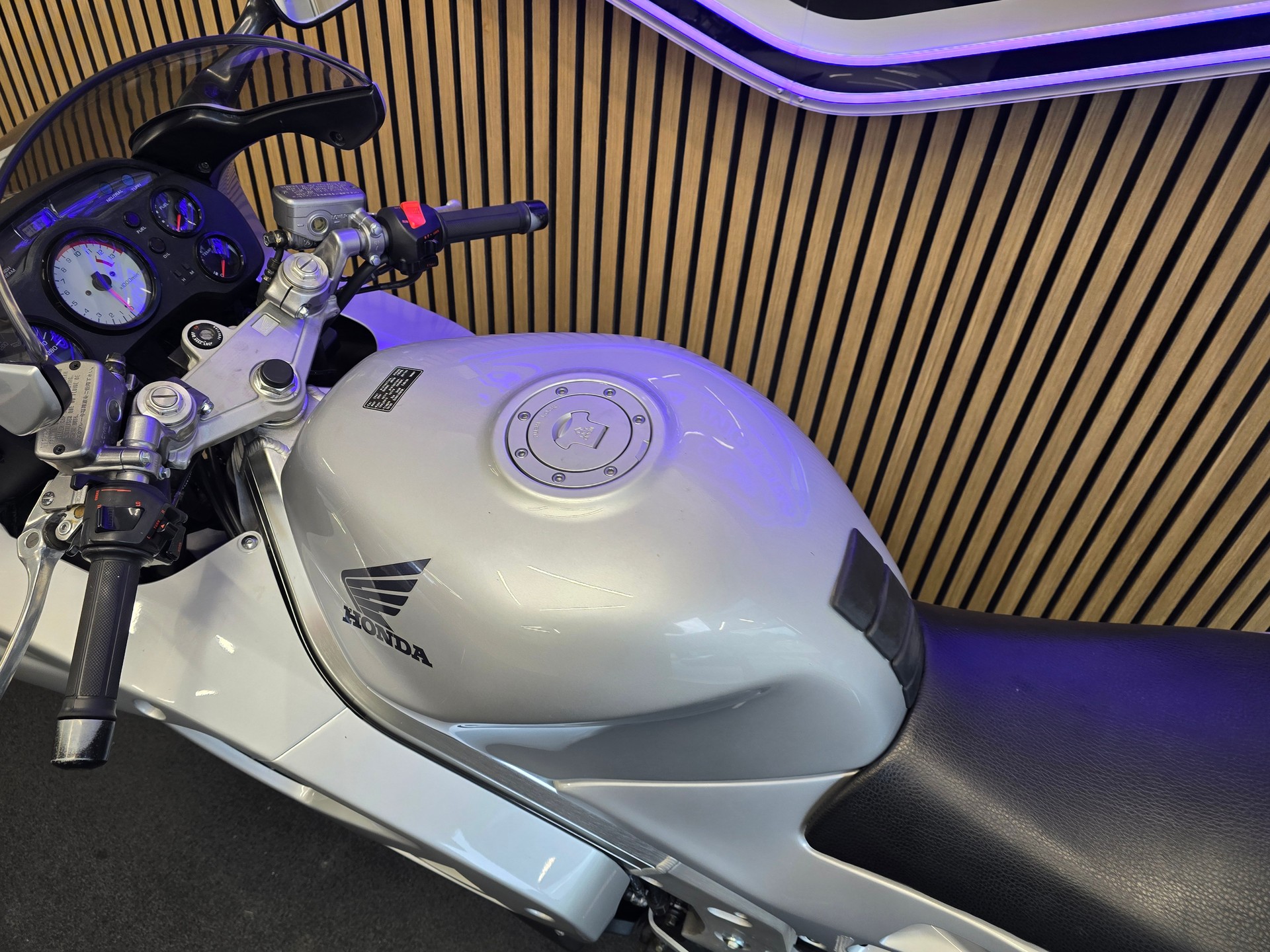 HONDA VFR 750 F R-V-image-9