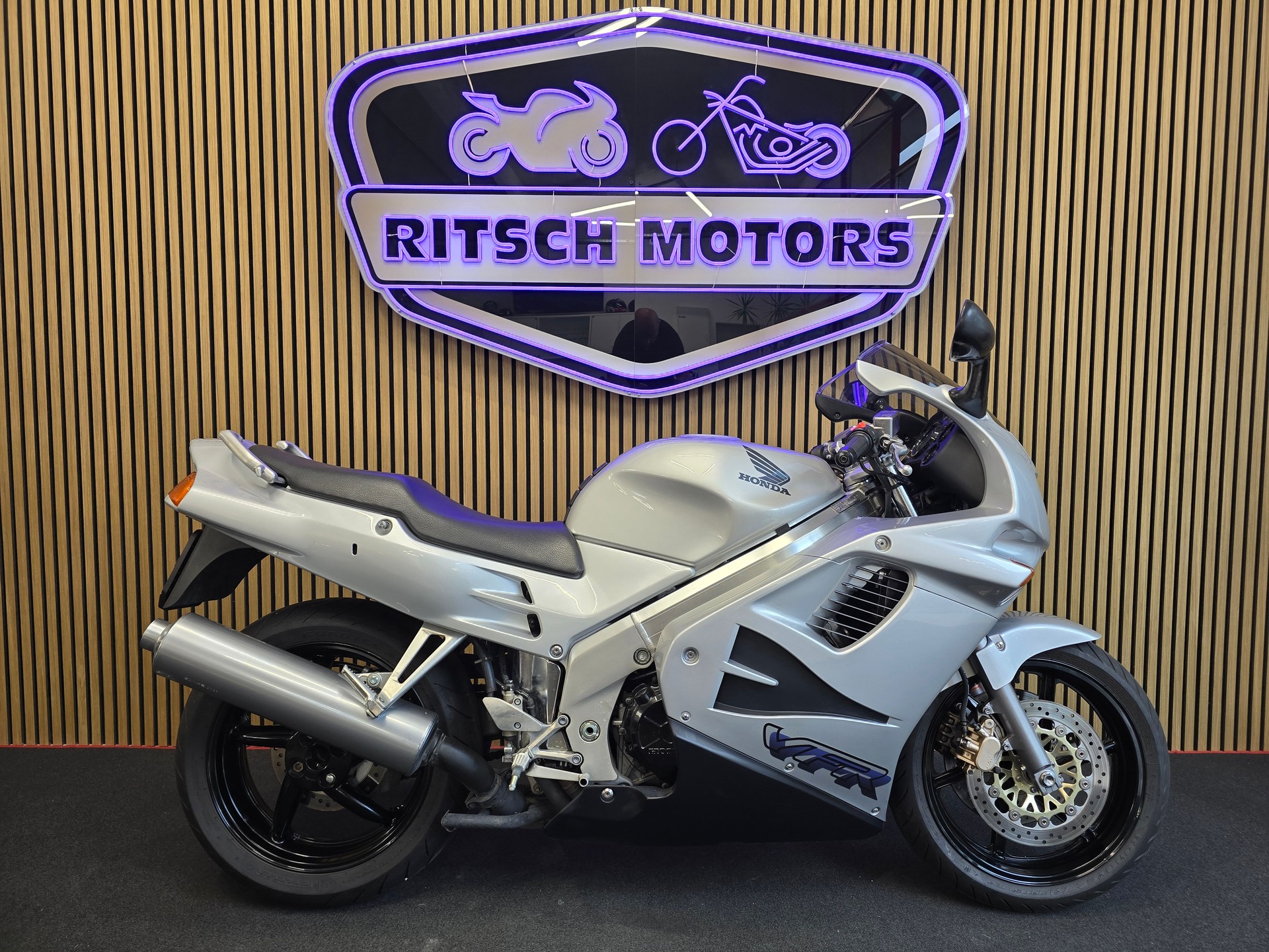 HONDA VFR 750 F R-V-image-0