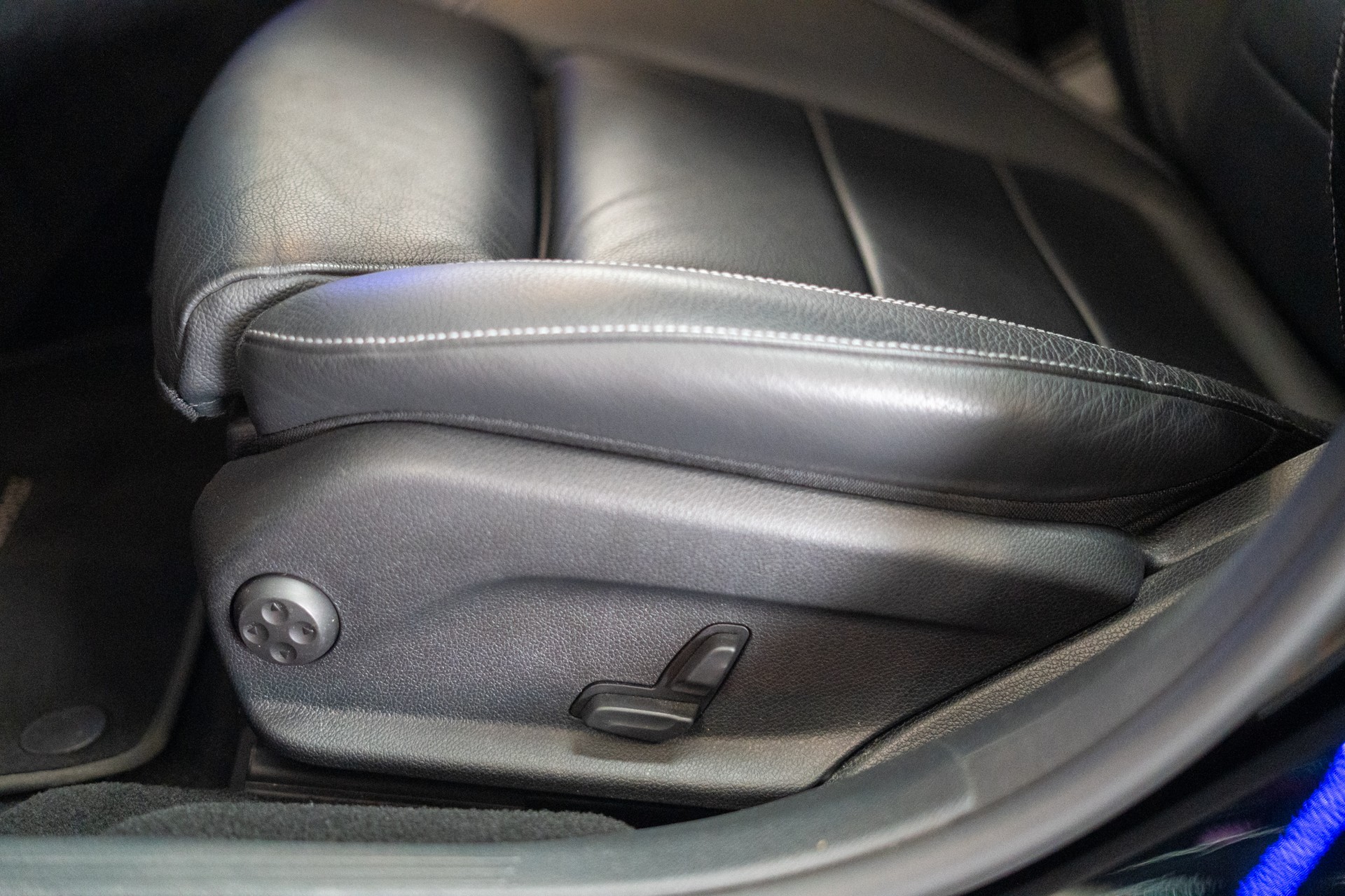 MERCEDES-BENZ E 200 Avantgarde 4matic / CH-Fahrzeug / 360°Kamera / Ambientebeleuchtung-image-19