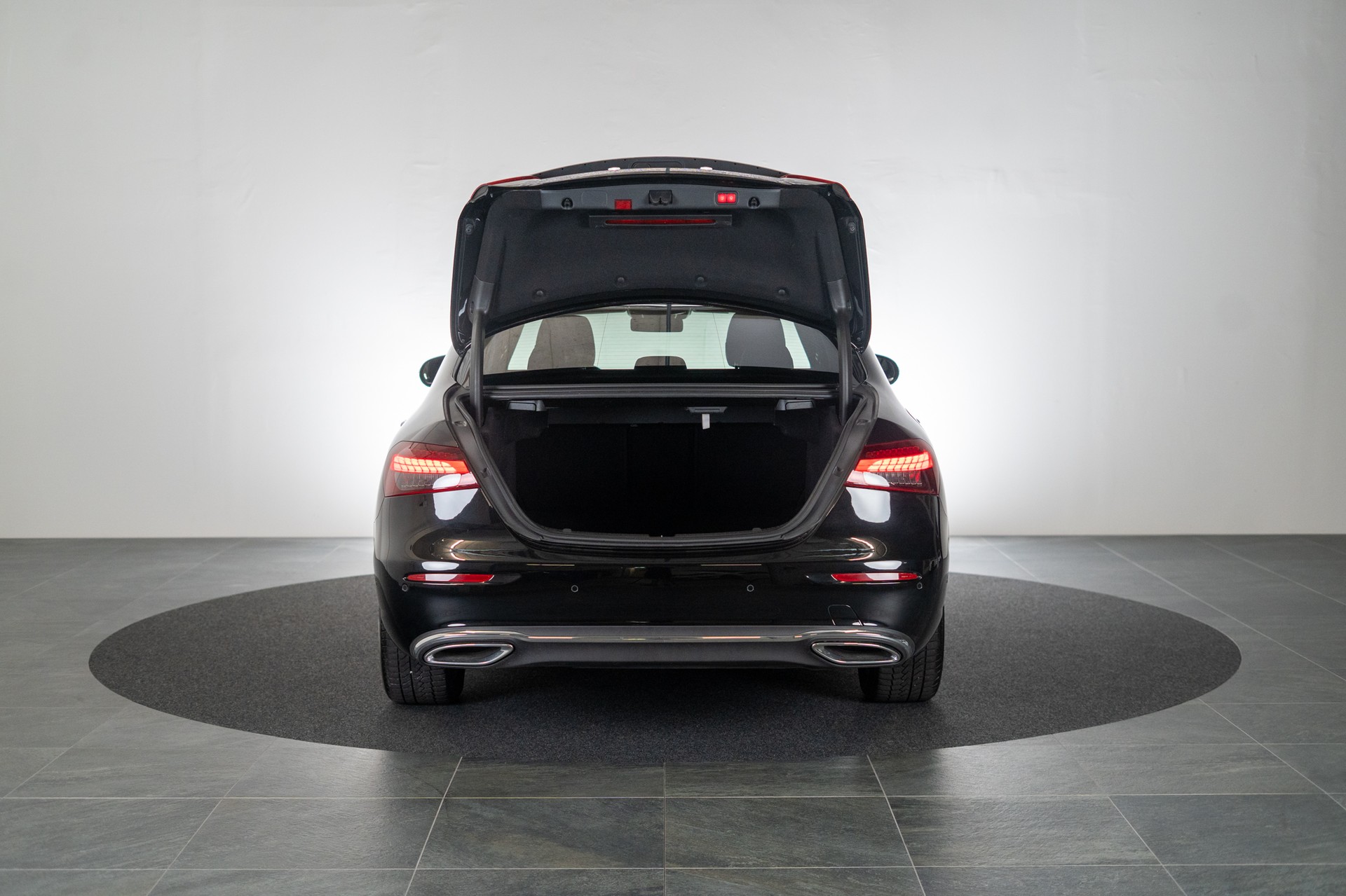 MERCEDES-BENZ E 200 Avantgarde 4matic / CH-Fahrzeug / 360°Kamera / Ambientebeleuchtung-image-5