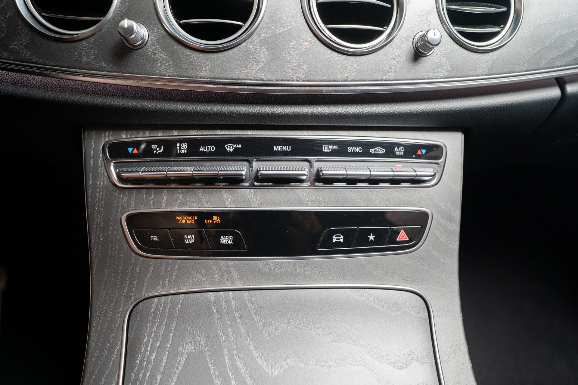 MERCEDES-BENZ E 200 Avantgarde 4matic / CH-Fahrzeug / 360°Kamera / Ambientebeleuchtung-image-32