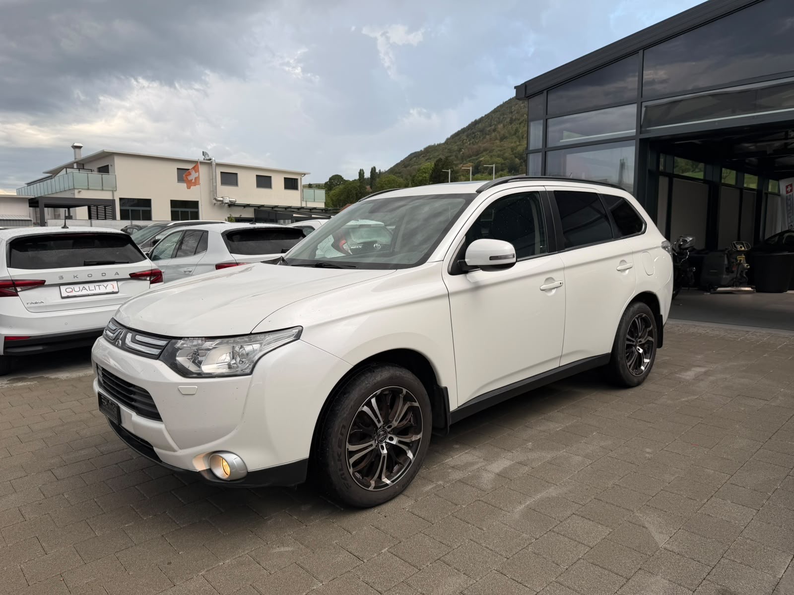 MITSUBISHI Outlander 2.2 DID Navigator Safety 4WD Automatic-showroom-element-1