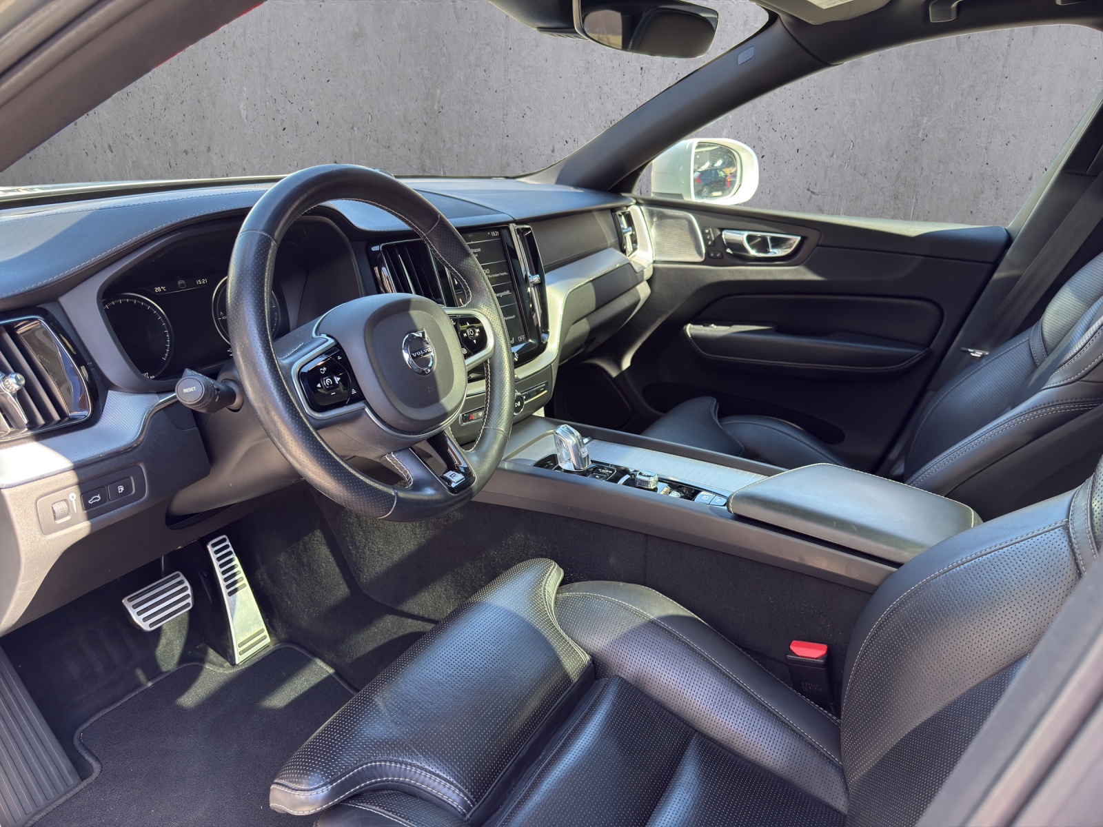 VOLVO XC60 2.0 T8 TE R-Design eAWD-image-5