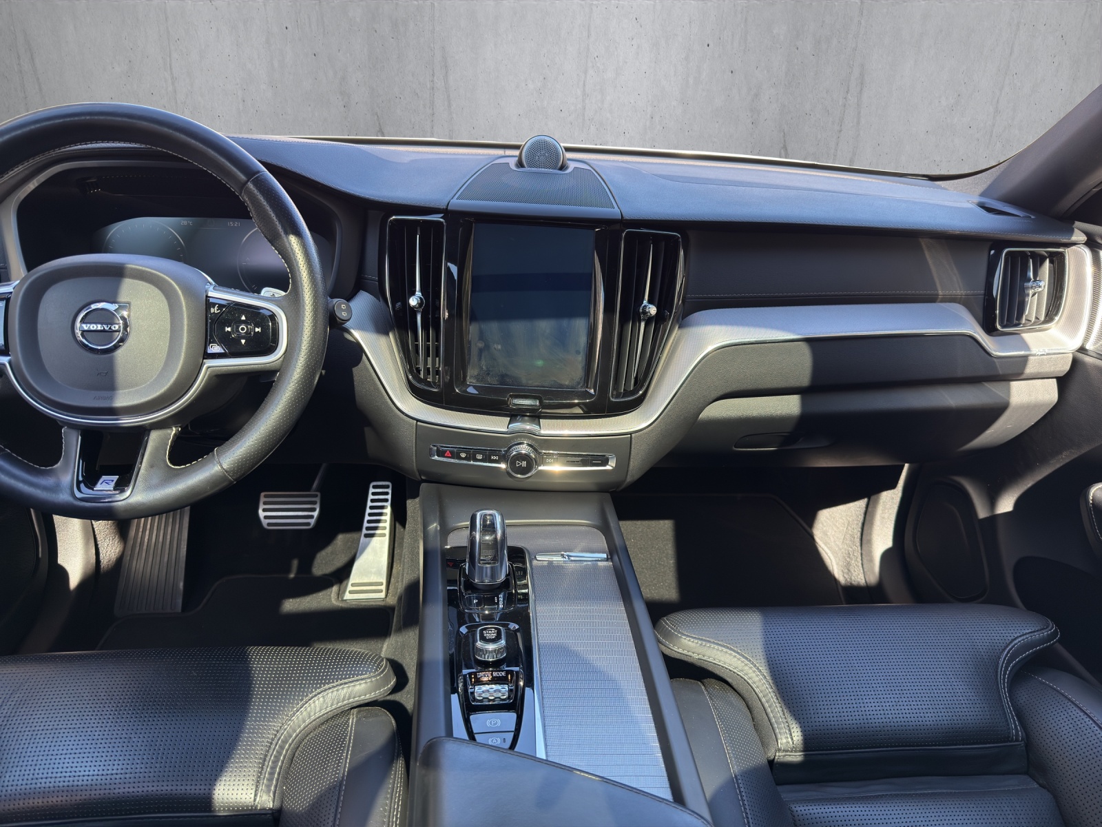 VOLVO XC60 2.0 T8 TE R-Design eAWD-image-11