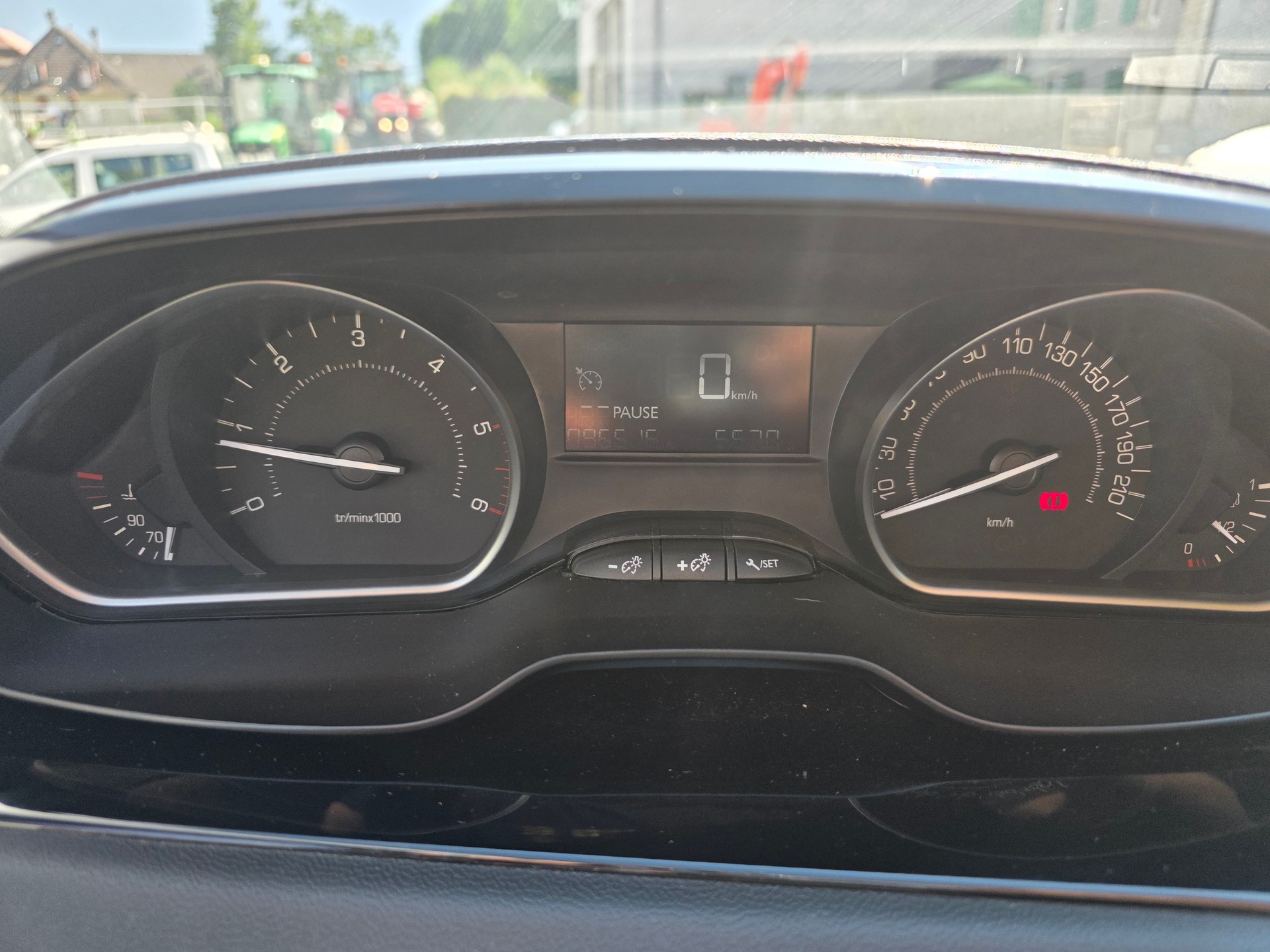 PEUGEOT 208 1.6 BlueHDi Active-image-11