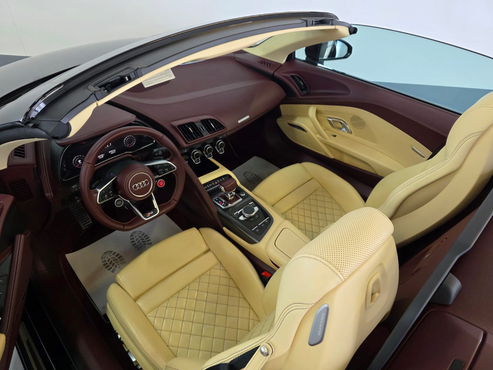 AUDI R8 Spyder 5.2 RWS S-Tronic-image-21