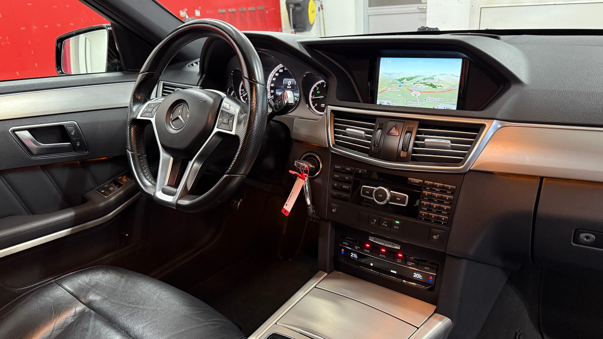 MERCEDES-BENZ E 250 CDI BlueEff. Avantgarde 4Matic HAGELSCHADEN 7G-Tronic, AMG- Line, AHK 2100kg, Pan.dach., Leder, NAVI, BT, Tel u.v.m-image-16